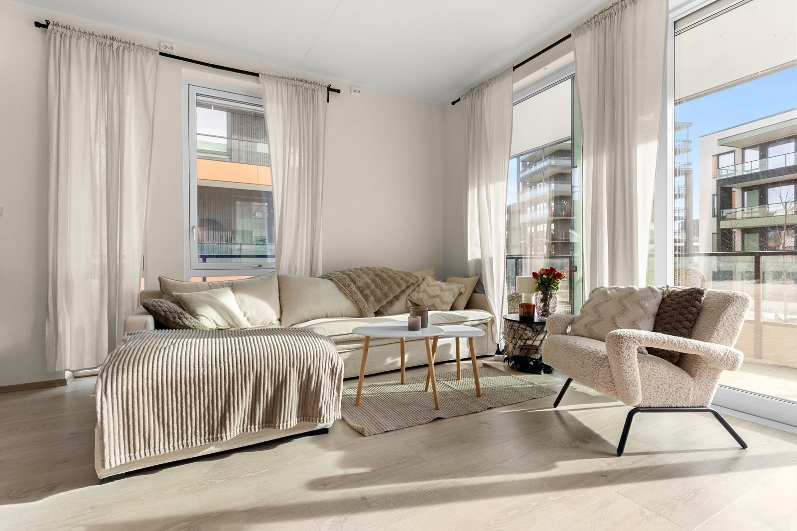 Her får du en stilren hjørneleilighet fra 2023, med store vindusflater og god takhøyde. Galleribilde