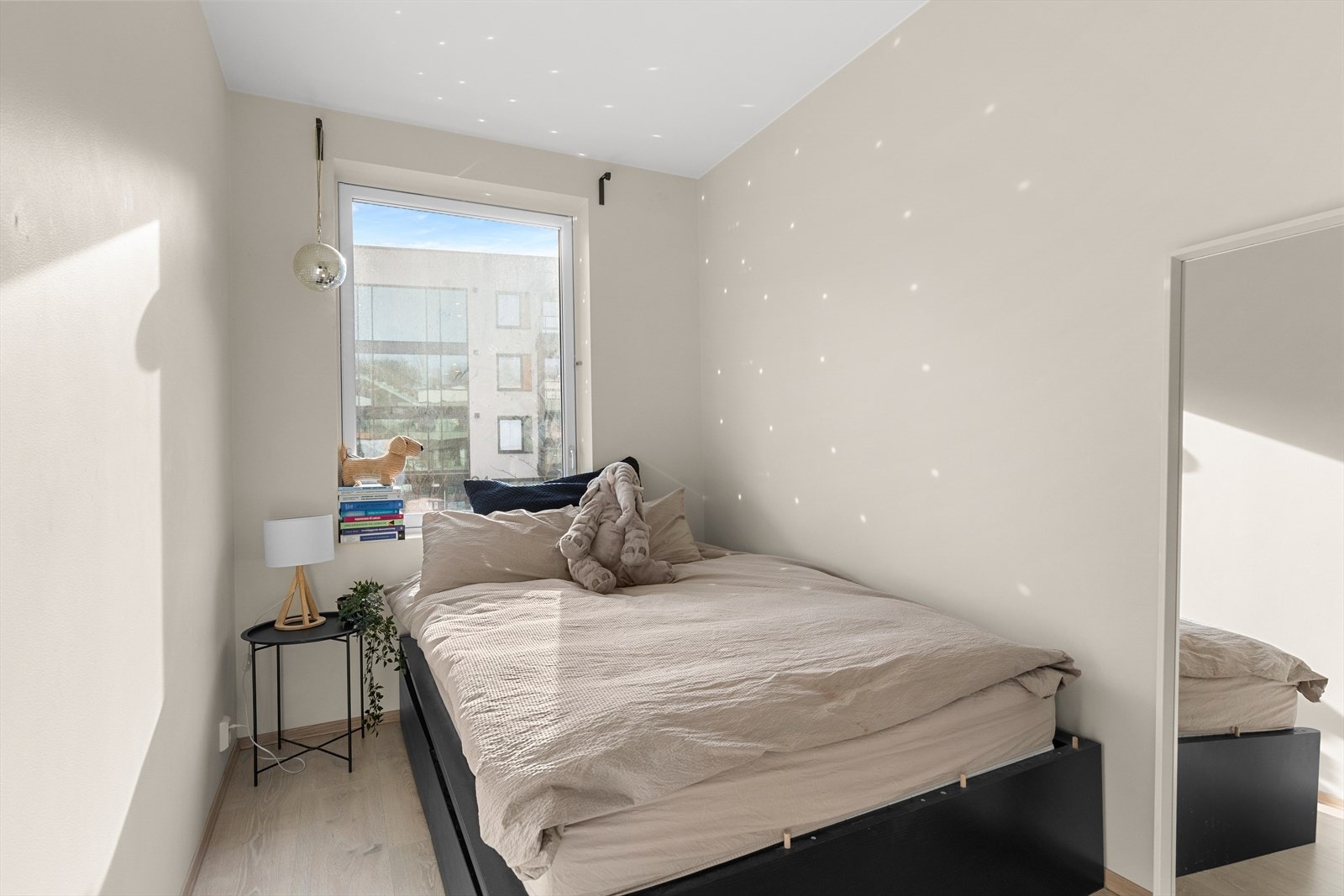 I tilknytning til stuen finner du soverom 1, et praktisk og lyst rom på 8,5 kvm Galleribilde