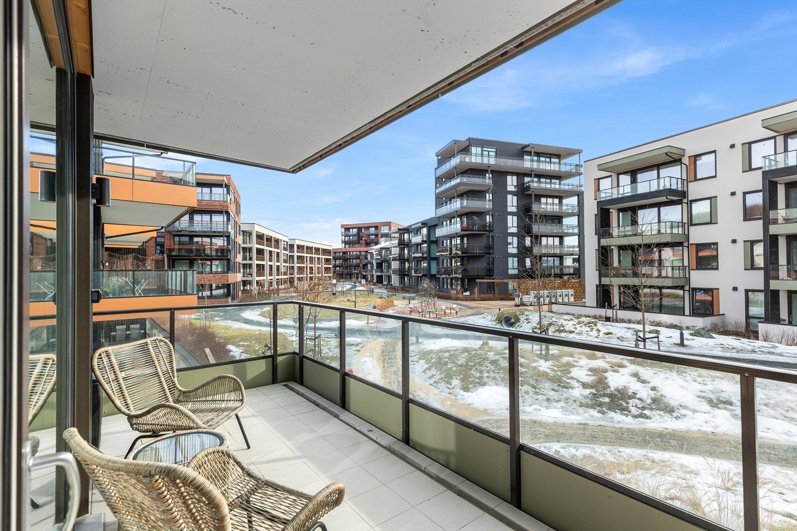 Her bor du midt mellom Solsiden og Lade som har "alt" av servicefunksjoner. Det er kort vei til bussholdeplass og fantastiske Ladestien som går langs sjøen Galleribilde