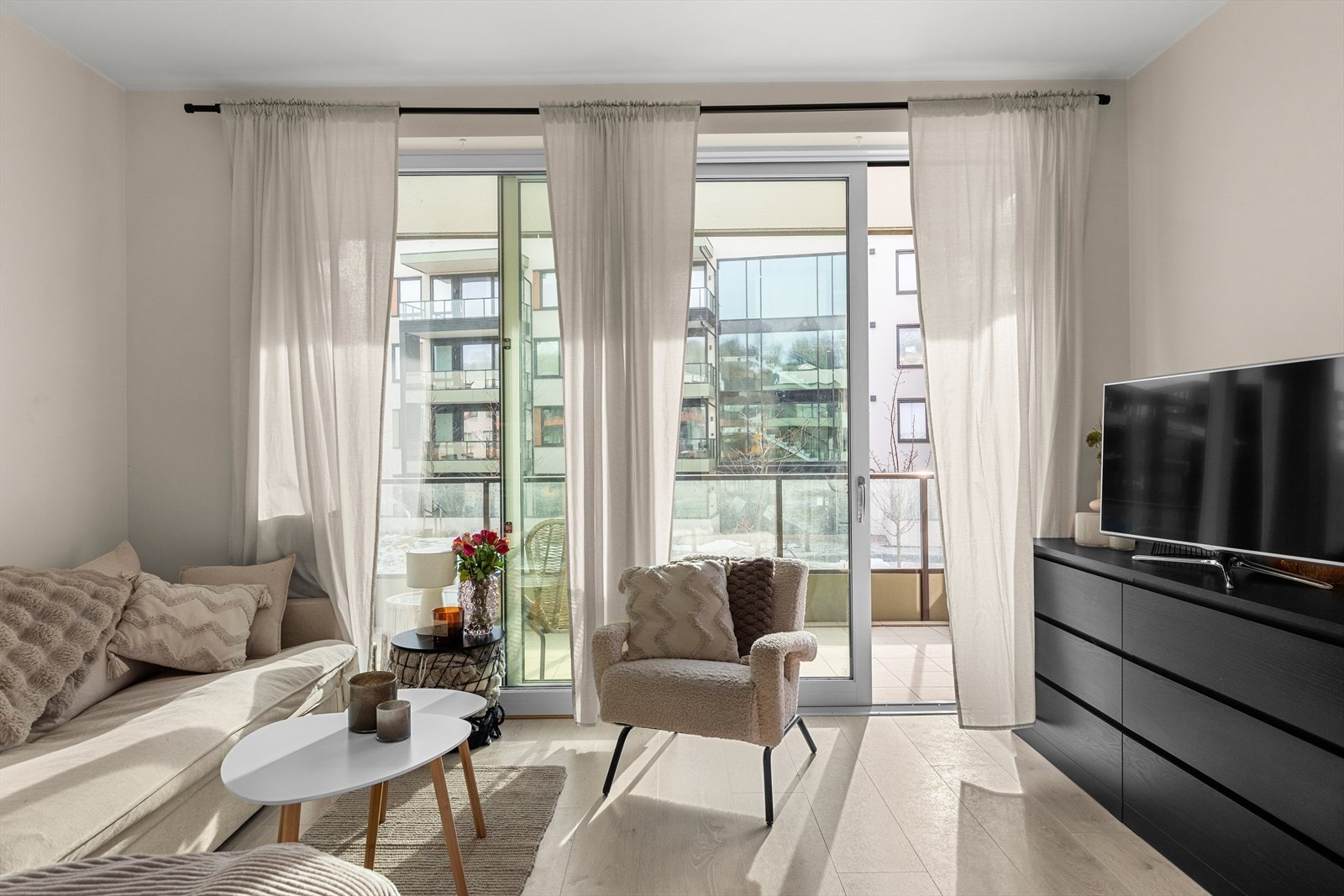 Fra stuen har du en sømløs adkomst til den romslige verandaen Galleribilde