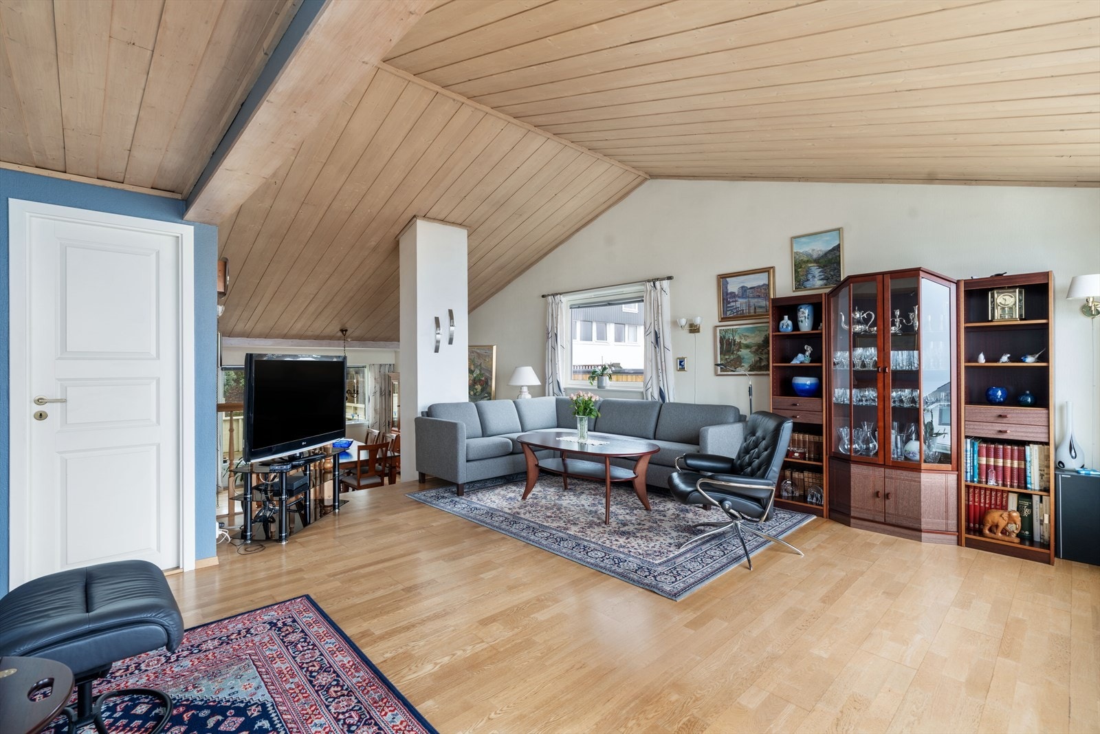 Stue med generøs takhøyde. Galleribilde
