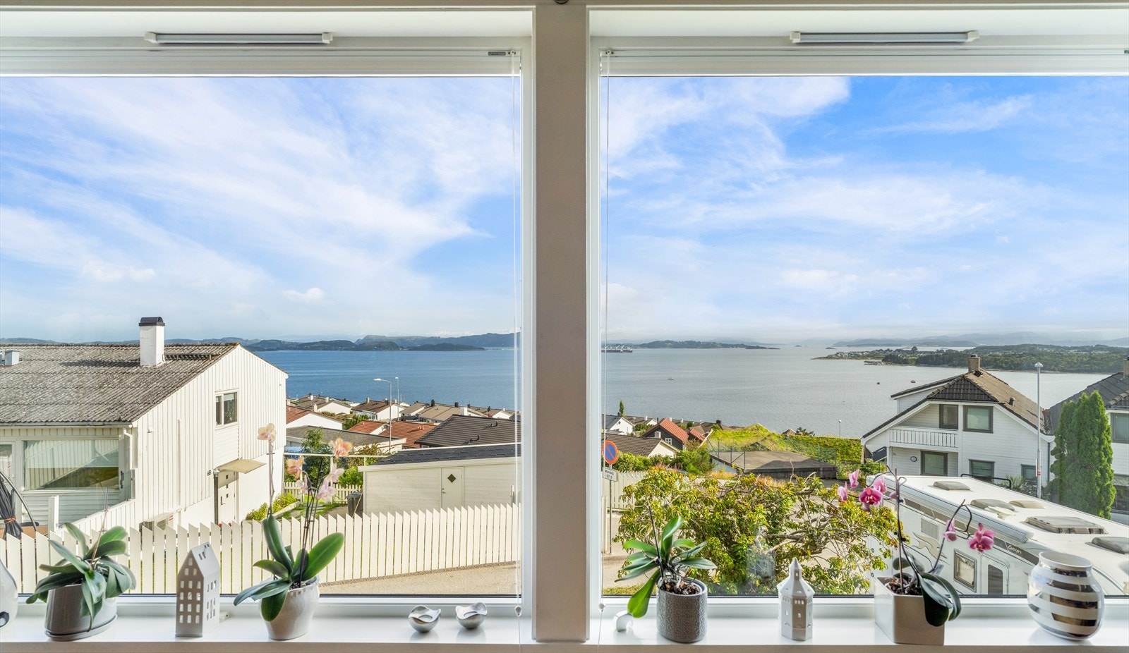 Lekker utsikt over fjord og fjell. Galleribilde