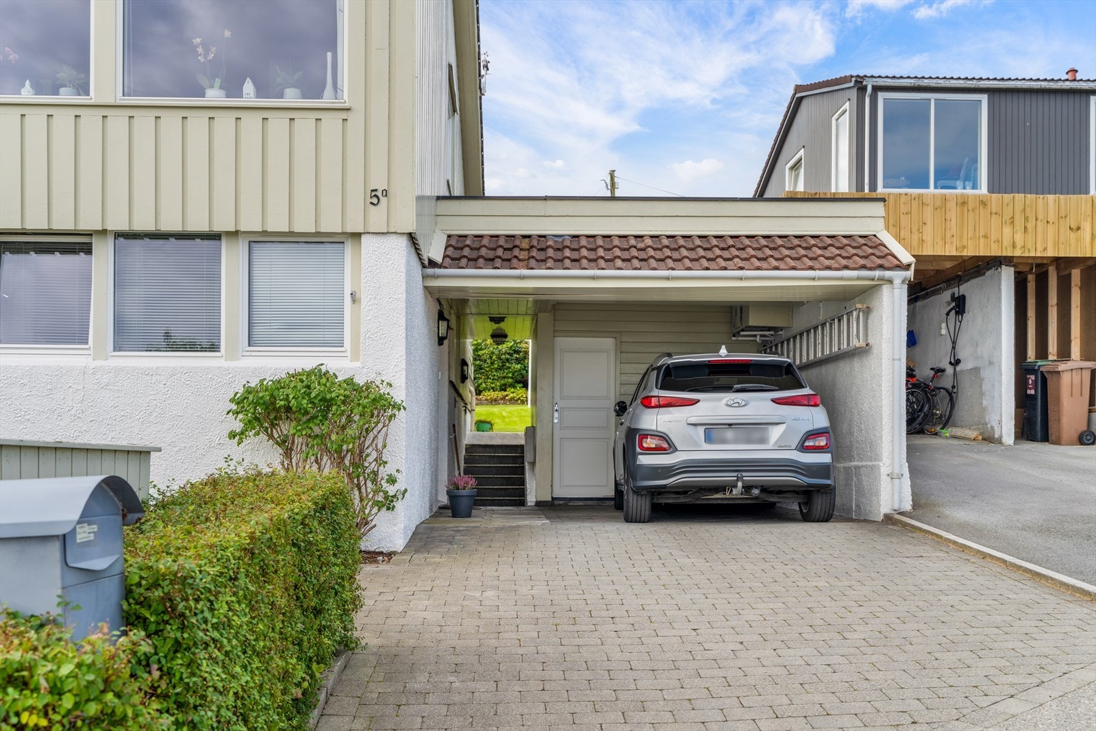 Parkering i carport og opparbeidet gårdsrom. Galleribilde