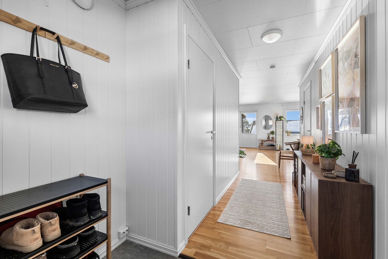 Fra entréen er det tilgang til en praktisk bod som gjør det enkelt å oppbevare yttertøy og sko. Galleribilde