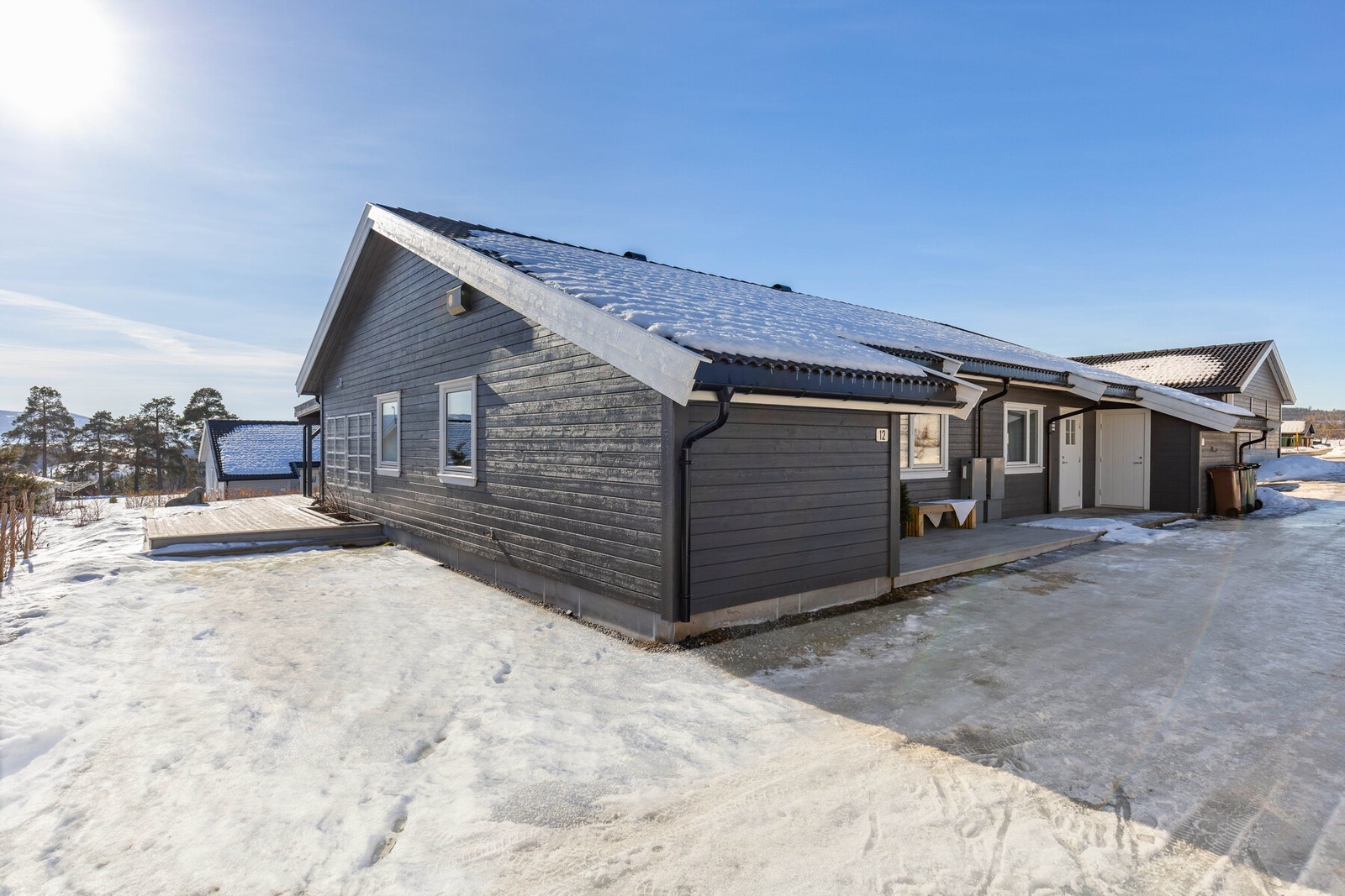 Det er mulighet for å parkere på siden av boligen i gårdsplassen. Galleribilde