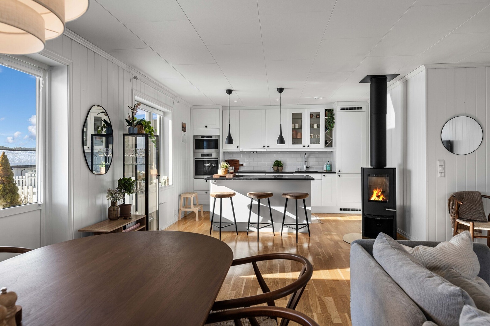 Kjøkkenet er utstyrt med integrerte hvitevarer som kjøl-/fryseskap, oppvaskmaskin, mikro og stekeovn. Galleribilde