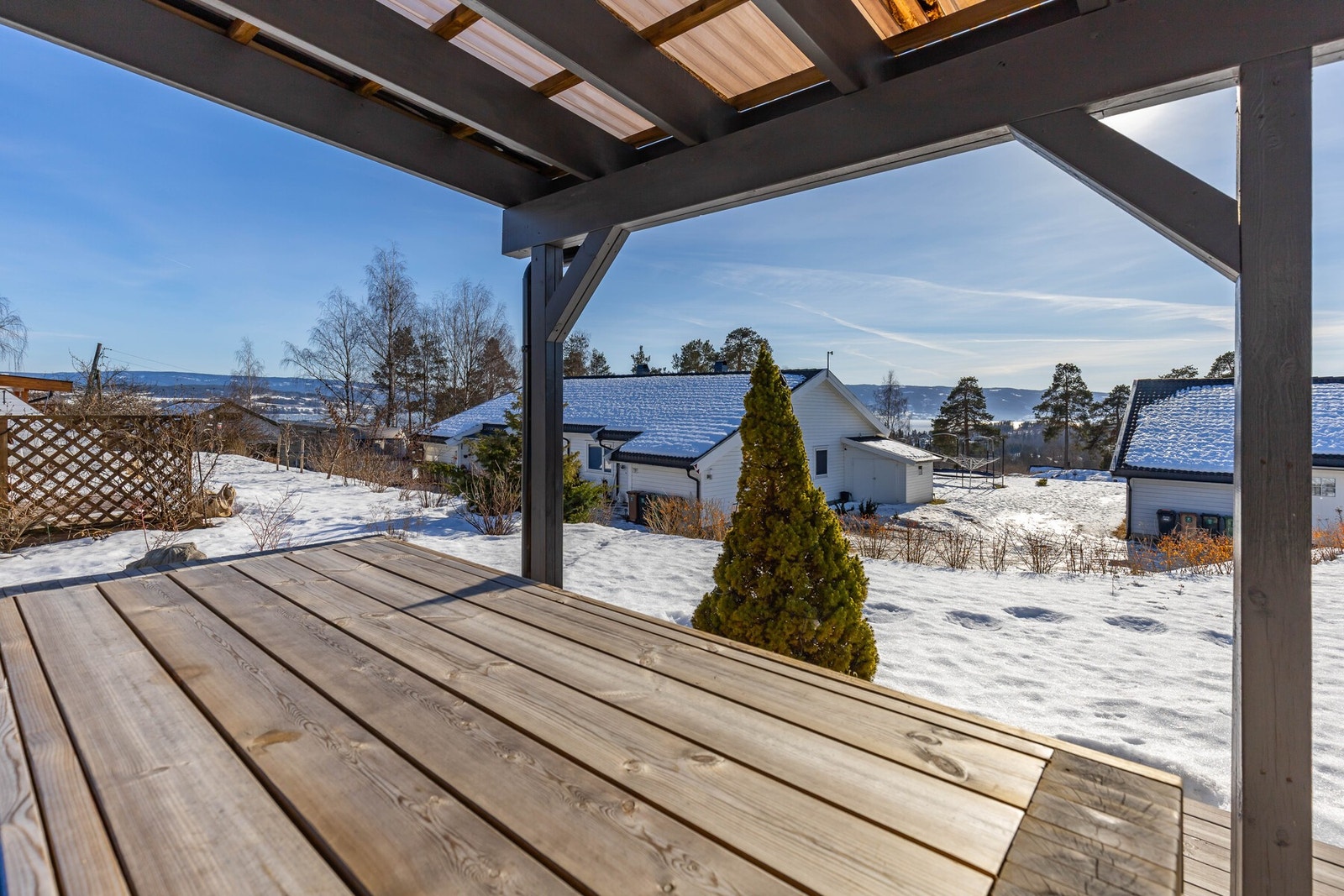 Pergolaen skaper et behagelig sted for måltider og opphold, med mulighet til å trekke seg tilbake i skyggen på solfylte dager. Galleribilde