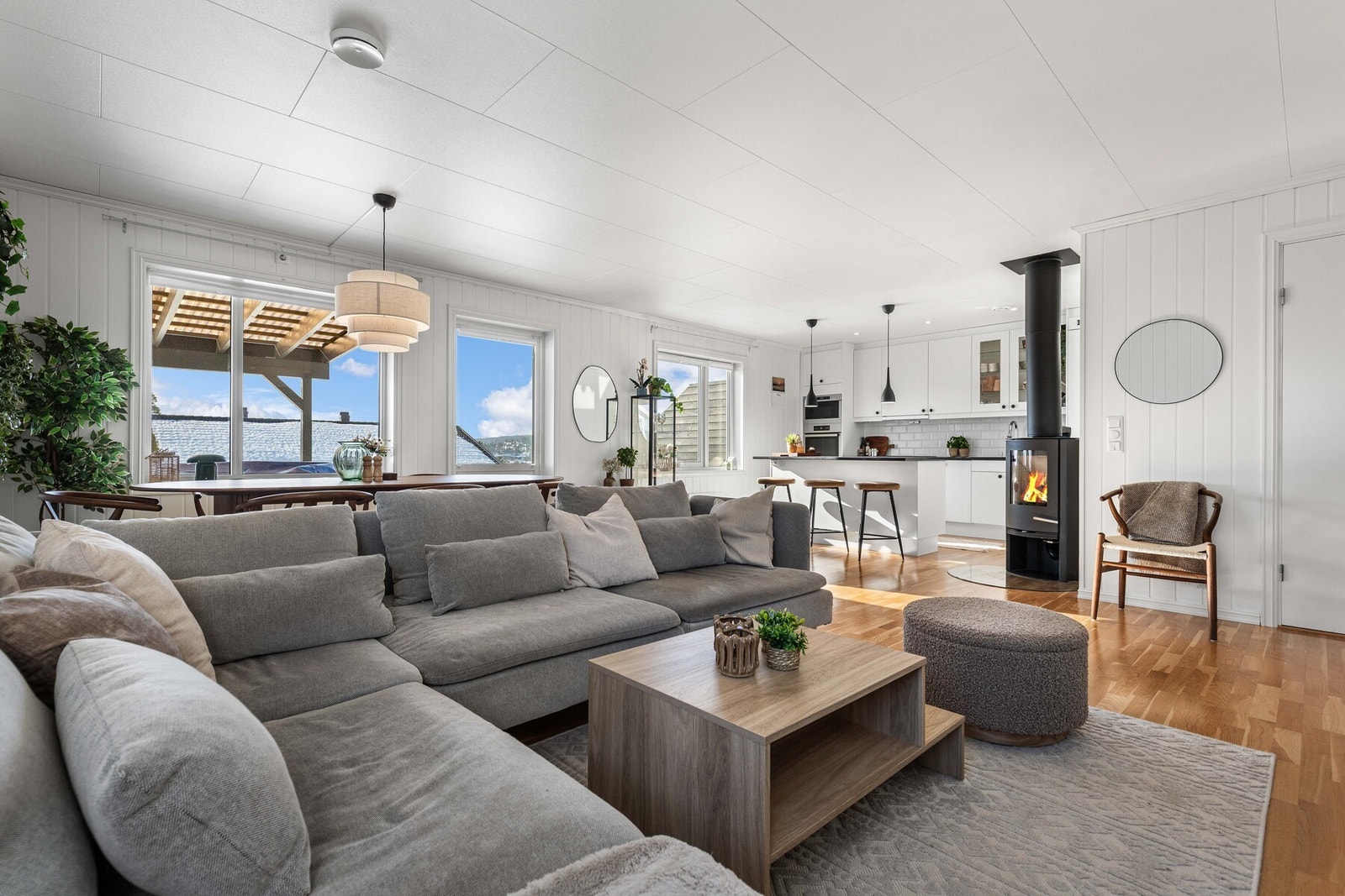 Boligen fremstår lys og romslig med en god planløsning og åpen stue- og kjøkkenløsning som skaper et hyggelig oppholdsrom. Galleribilde