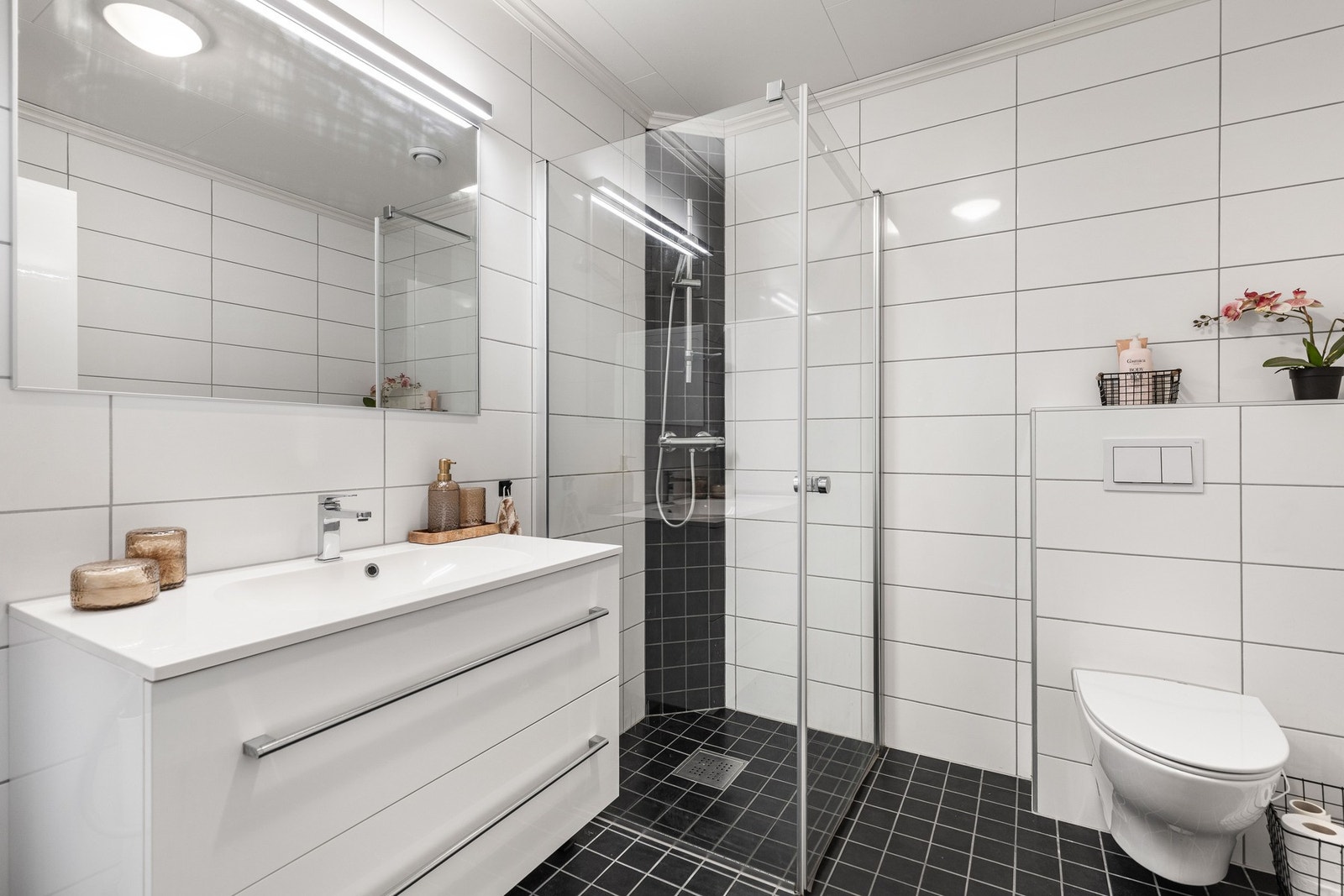 Rommet er innredet med baderomsinnredning med heldekkende servant og to skuffer under som gir god oppbevaringsplass. Galleribilde