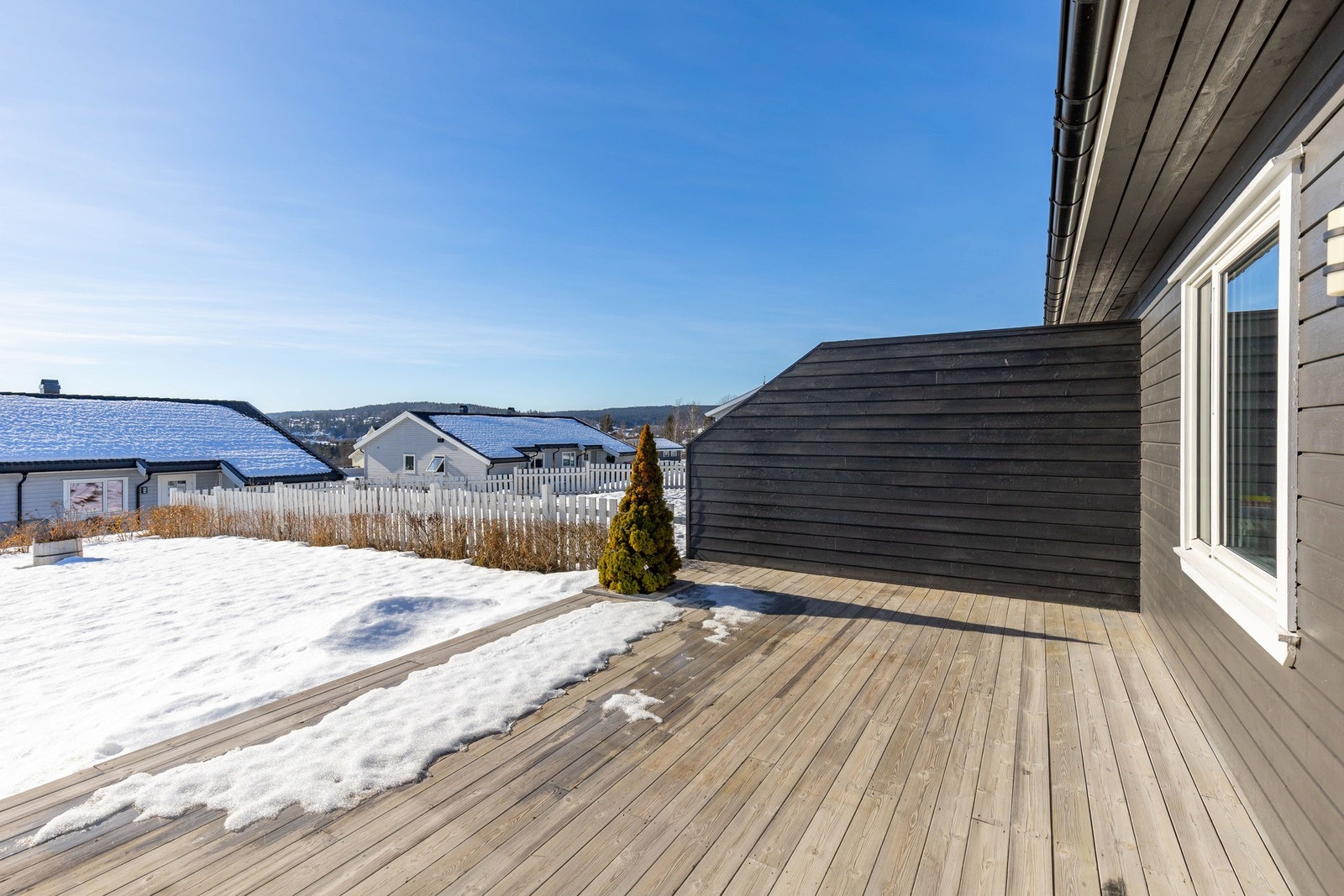 Terrassen har levegg mot nabo og direkte adkomst til hagen, som i utgangspunktet er felles, men disponeres av boligen. Galleribilde