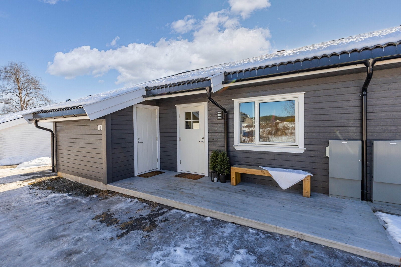 Boligen har en hyggelig velkomstterrasse ved inngangspartiet med plass til et lite kafésett. Galleribilde