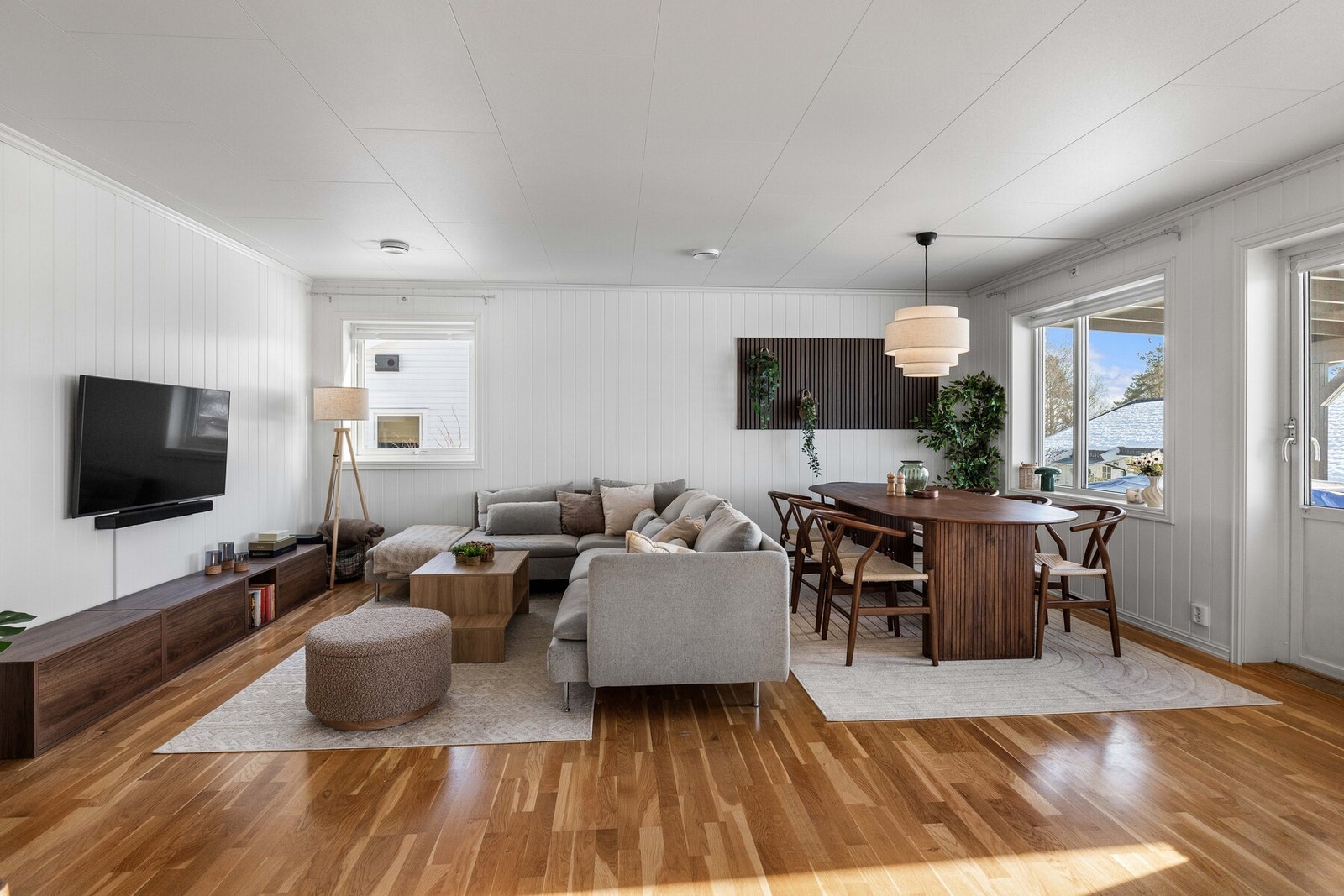 Stuen har god plass til både sofagruppe og spisebord. Galleribilde