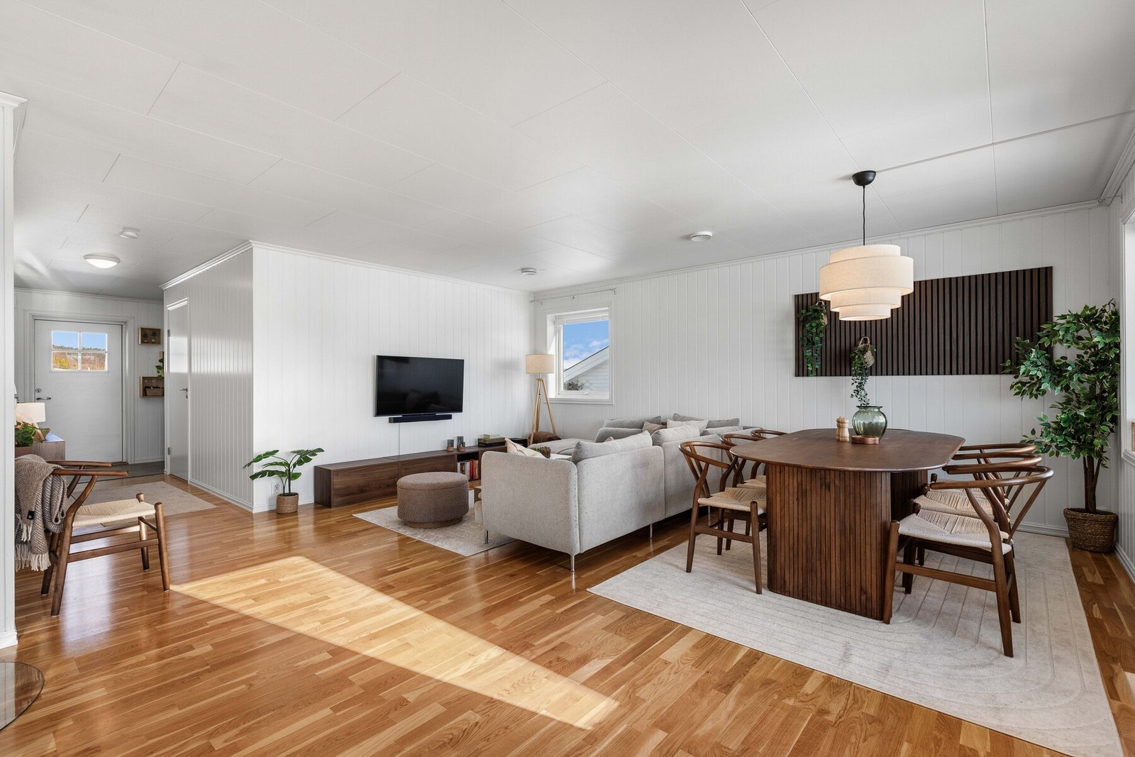 Det strømmer naturlig med dagslys inn i rommet. Galleribilde