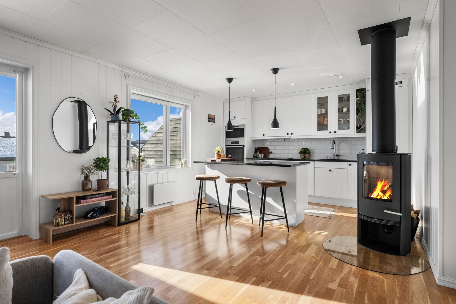 I stuen er det peisovn som bidrar til både varme og god atmosfære. Galleribilde