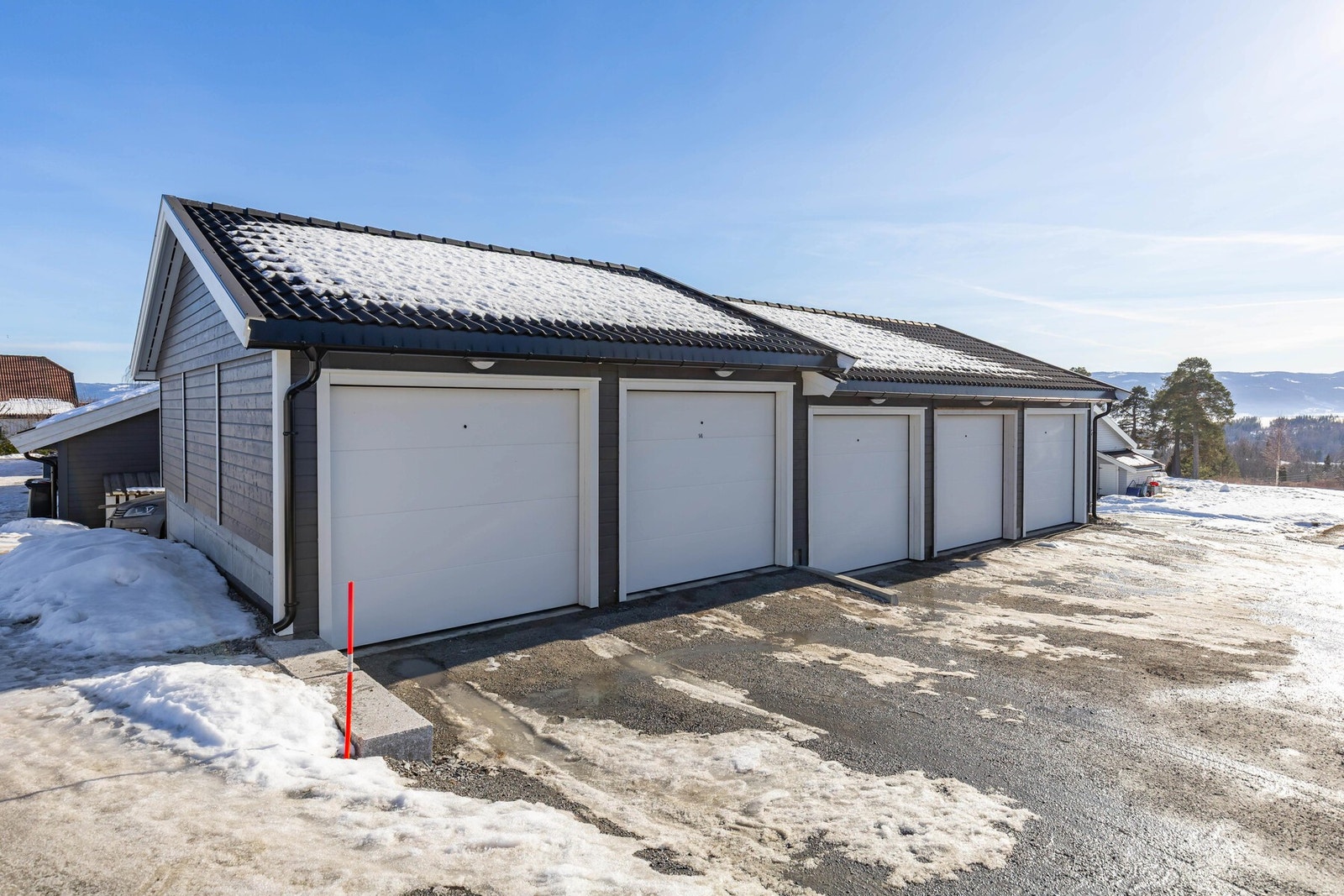 Det er parkering i garasje på 22 kvm med elbil lader. Galleribilde