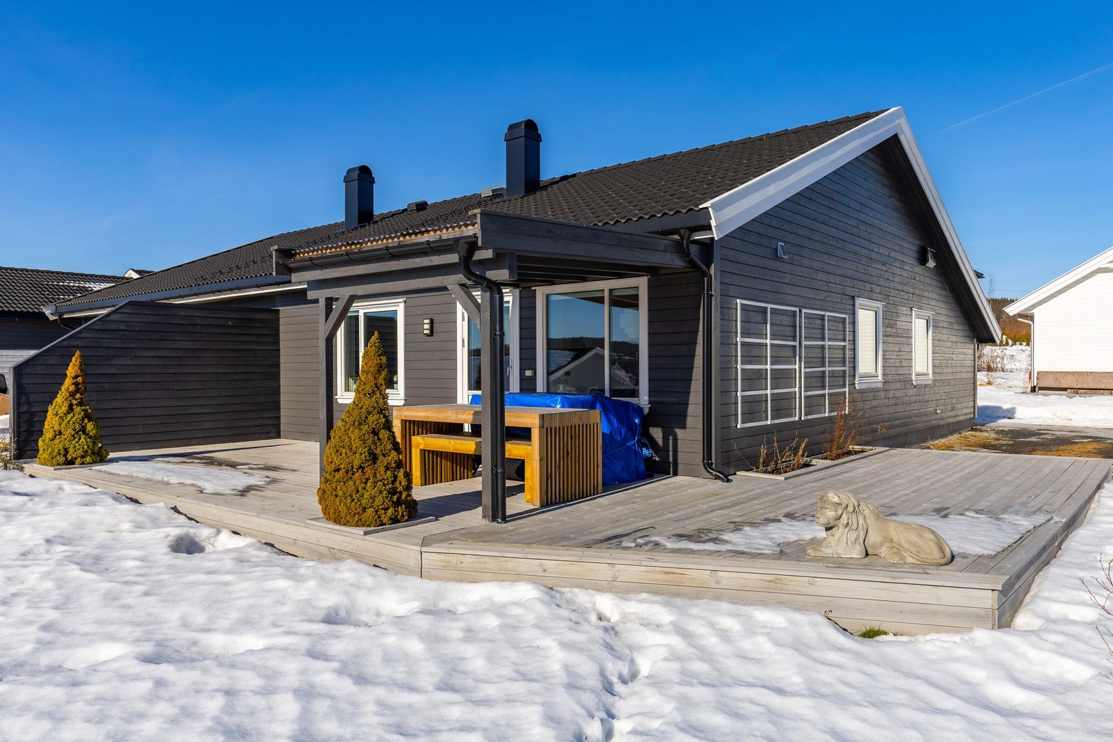 Terrassen er romslig og har god plass til forskjellig soner med utemøblement. Galleribilde