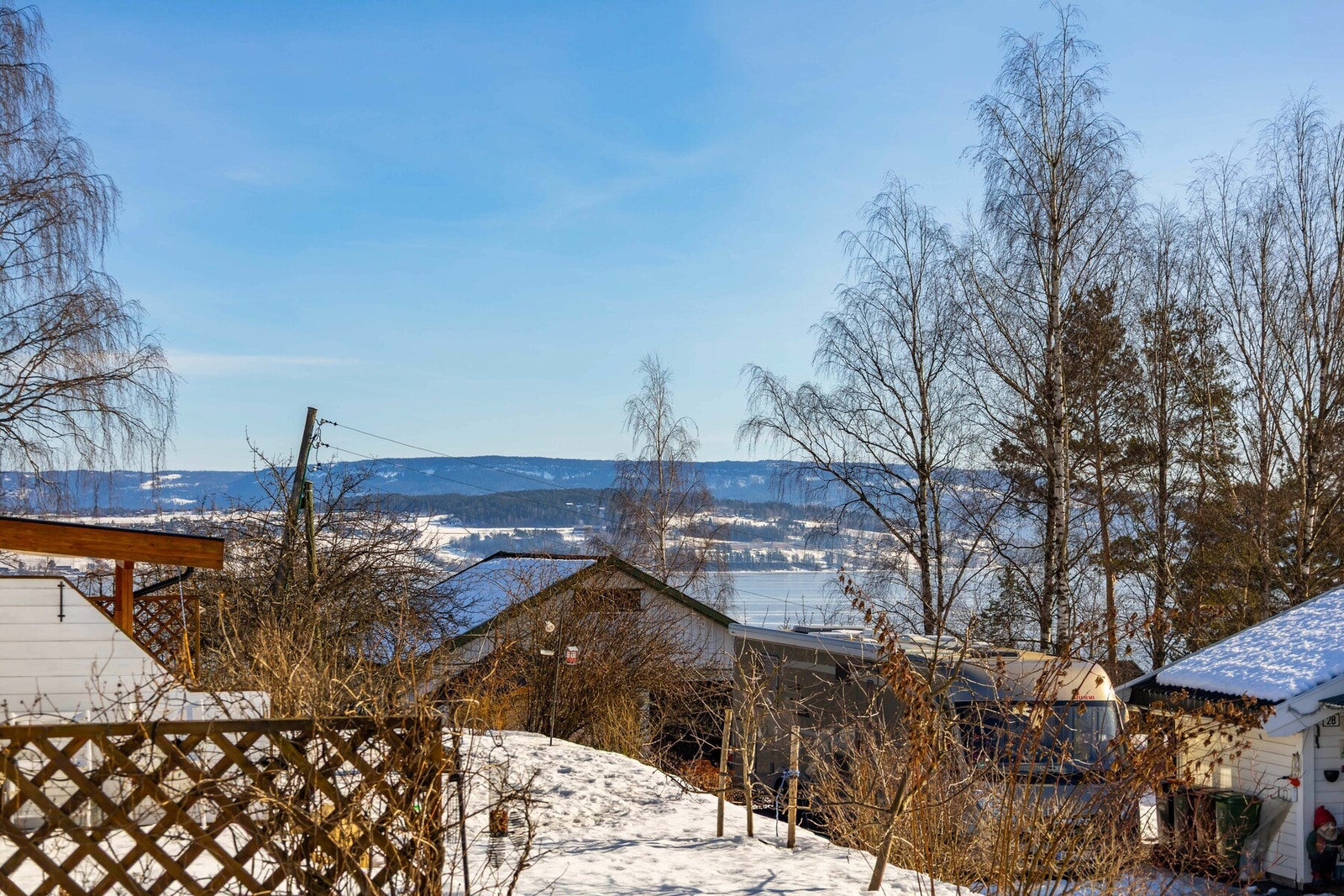 Fra uteplassen er det fin utsikt til Tyrifjorden. Galleribilde
