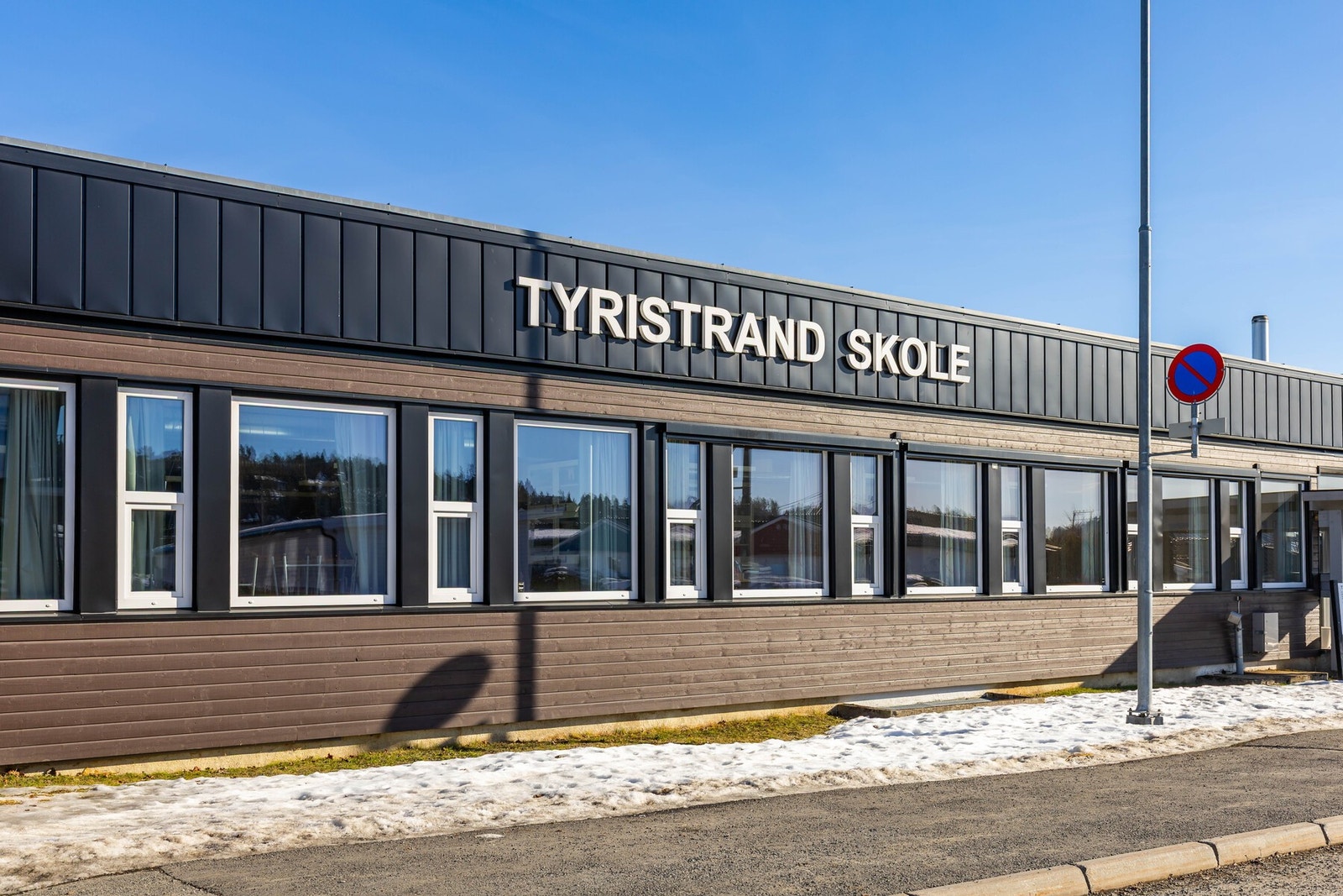 Tyristrand skole ligger 1,3 km fra boligen. Galleribilde