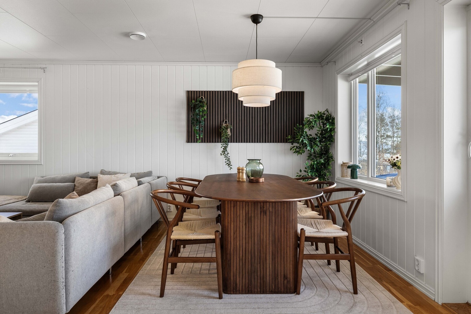 Rommet har parkett på gulvet og lyse, malte vegger som gir et lyst og luftig preg. Galleribilde