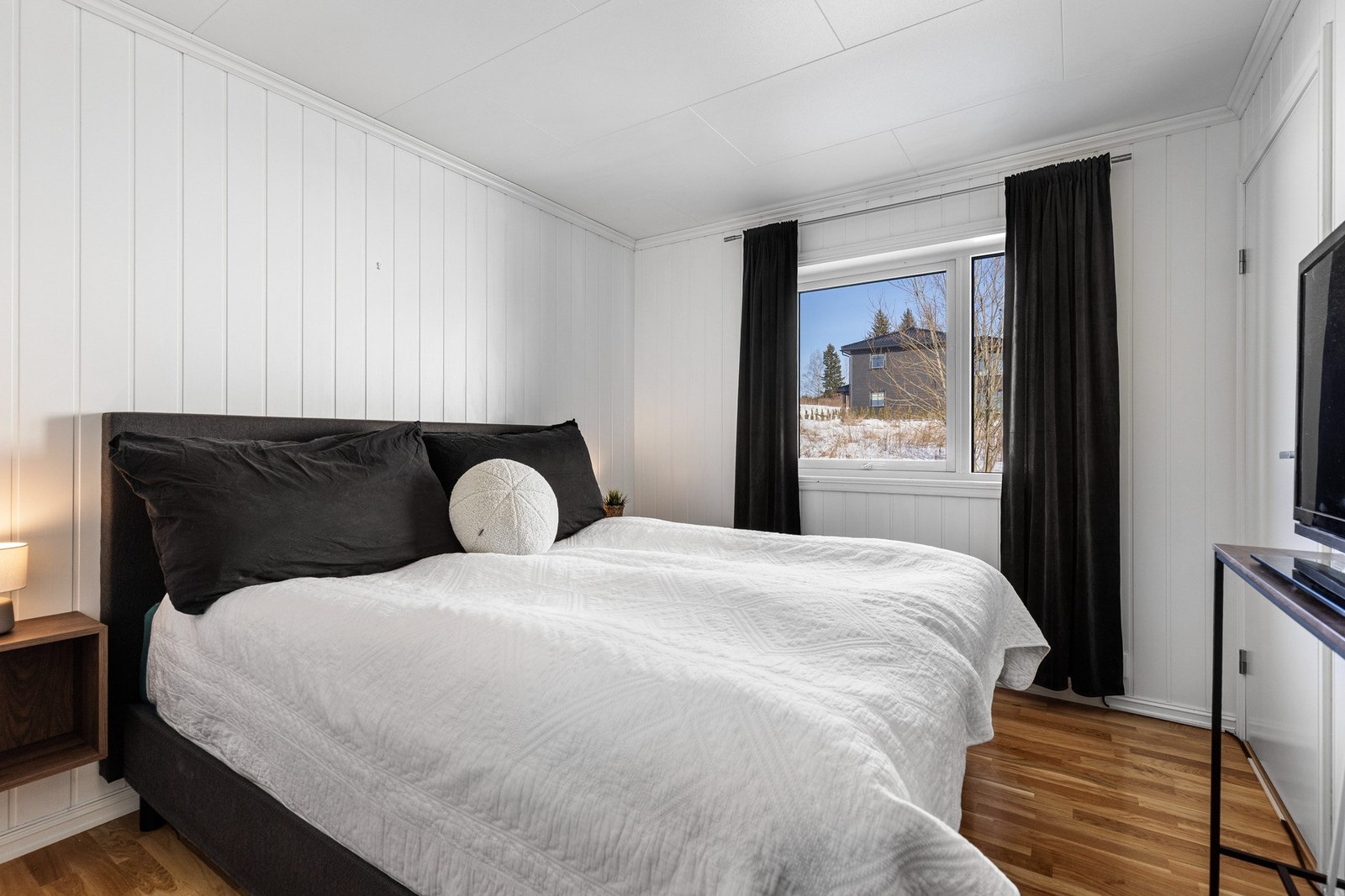 Boligen har to gode soverom, begge med parkett på gulvet og hvitmalte vegger. Galleribilde