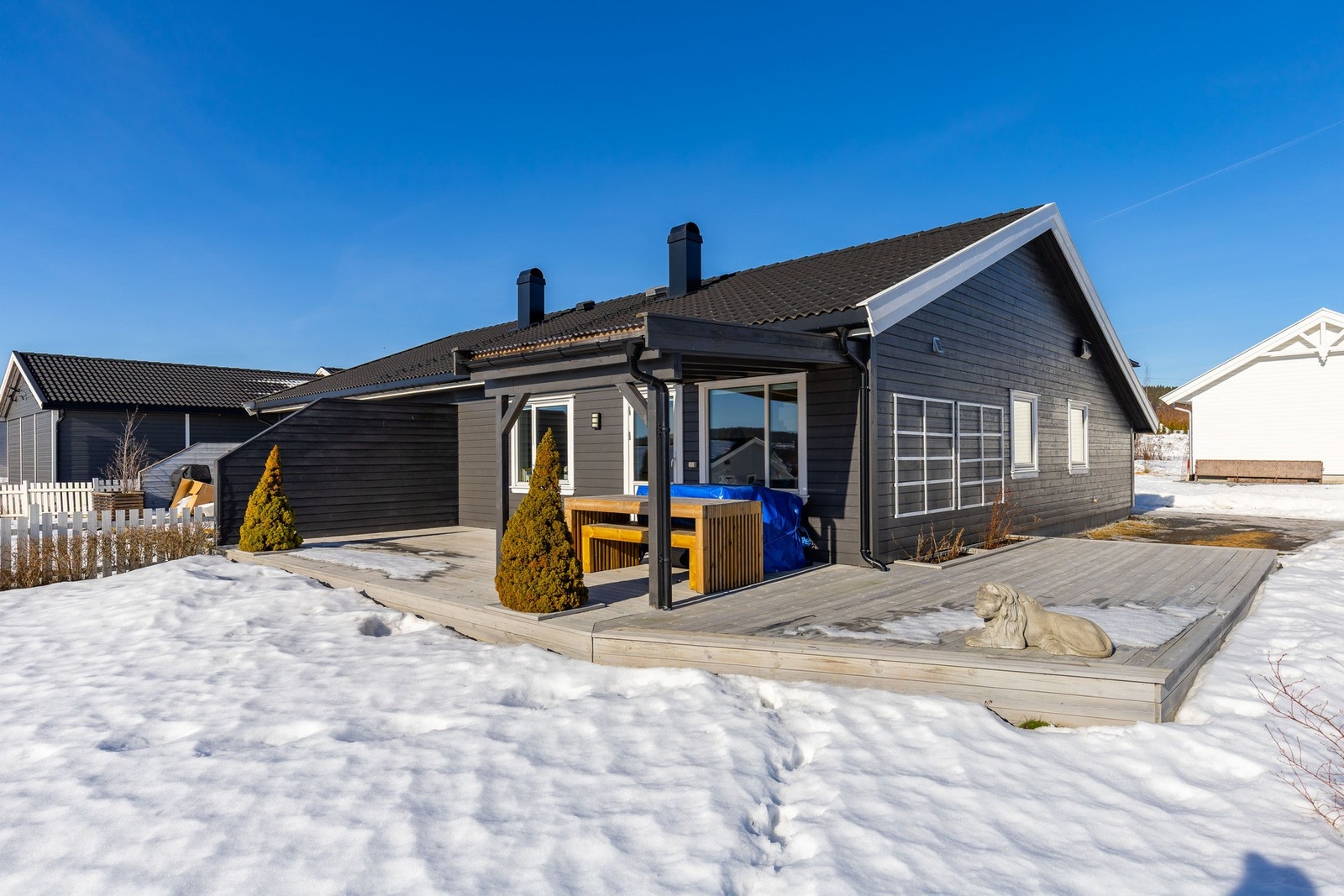 Privatmegleren ved Morten Liavaag har gleden av å presentere denne pene og tiltalende boligen fra 2017 beliggende på Tyristrand. Galleribilde