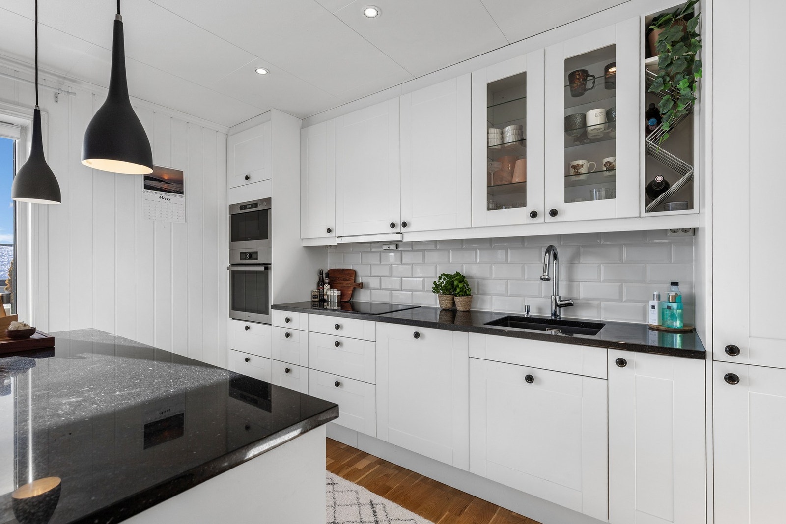 Innredningen har profilerte fronter samt både over- og underskap som gir rikelig med oppbevaringsplass. Galleribilde