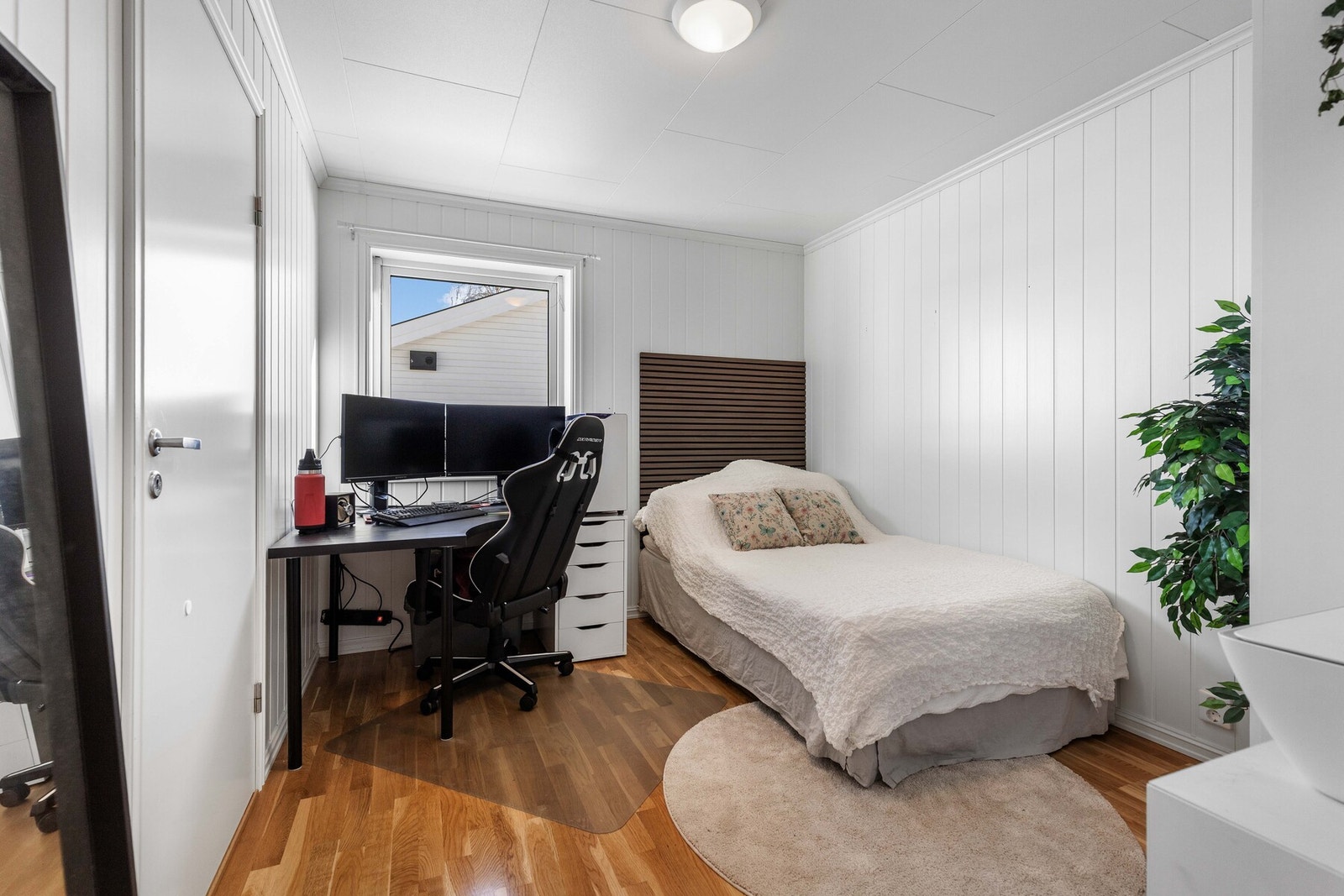 Soverom nr. 2 har også tilhørende garderobeskap. Galleribilde