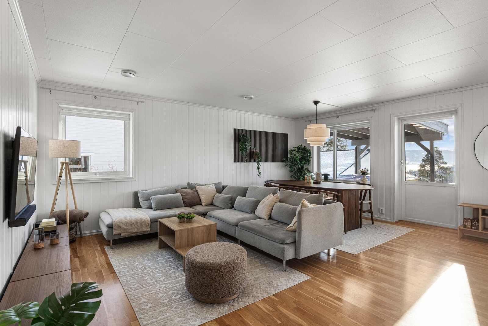 Stuen oppleves som lys og luftig. Galleribilde