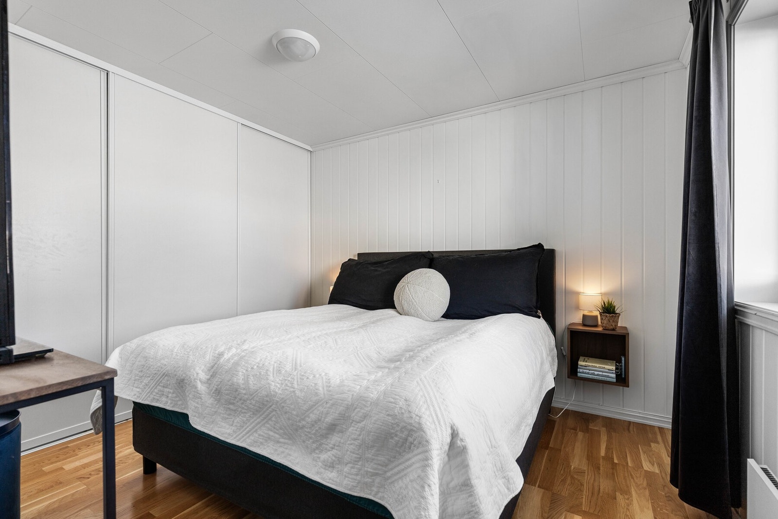 Hovedsoverommet har en romslig skyvedørsgarderobe. Galleribilde