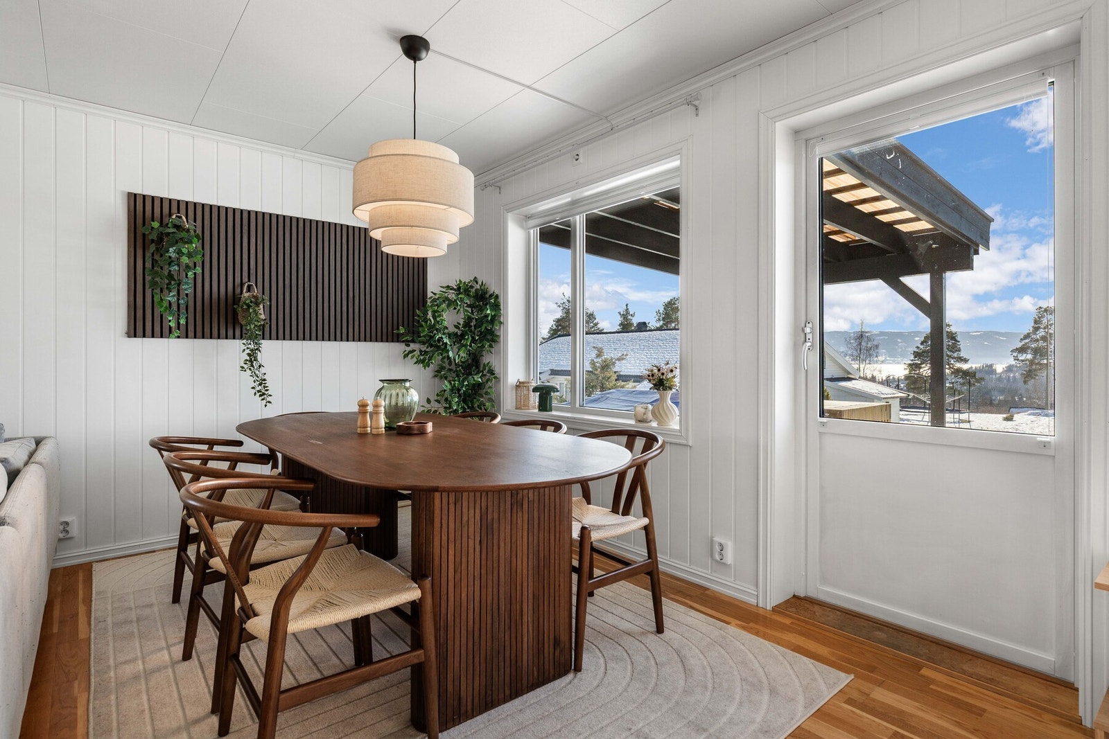 Det er utgang til terrassen og hagen fra stuen. Galleribilde