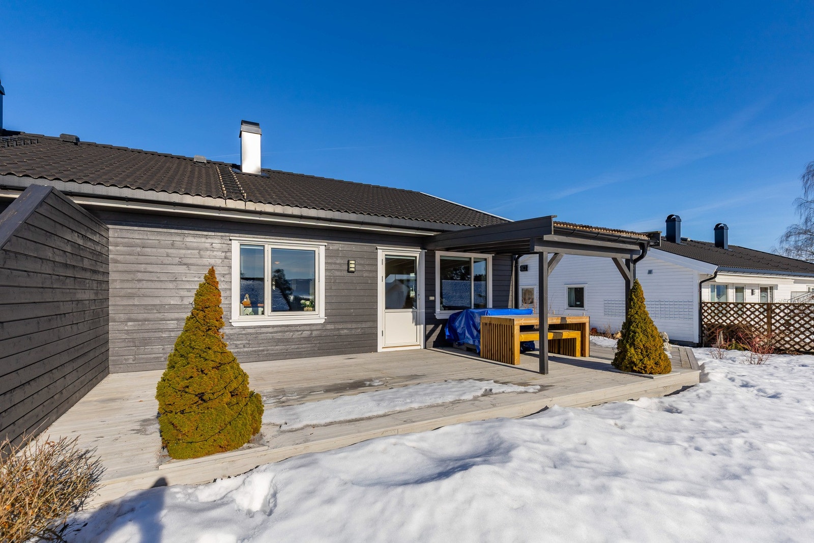 Fra stue og kjøkken er det utgang til en romslig terrasse som er delvis overbygd med pergola. Galleribilde