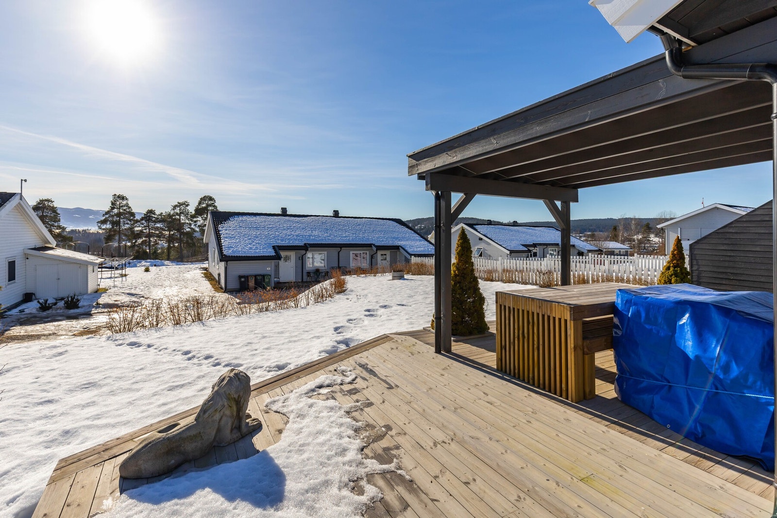 Terrassen har god plass til å innrede med flere utemøbler og sittegrupper. Galleribilde