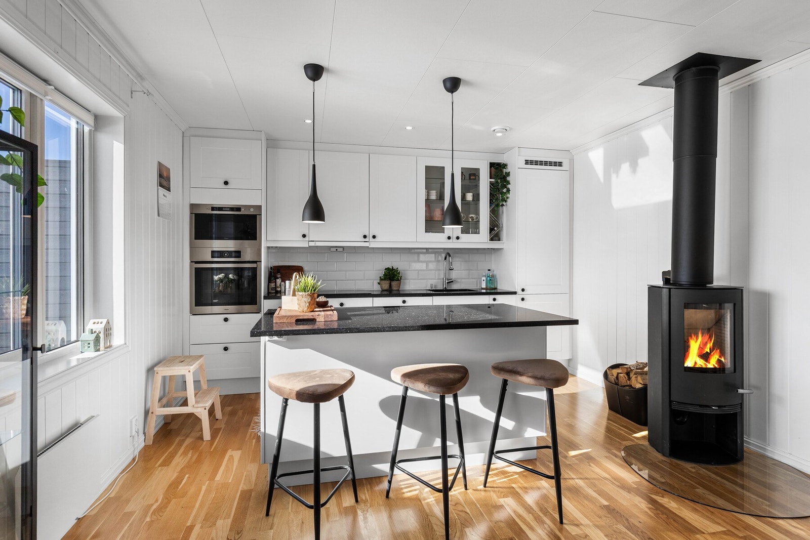 Kjøkkenet er fra byggeår, levert av Nybo, og har integrerte hvitevarer samt gode arbeidsflater. Galleribilde