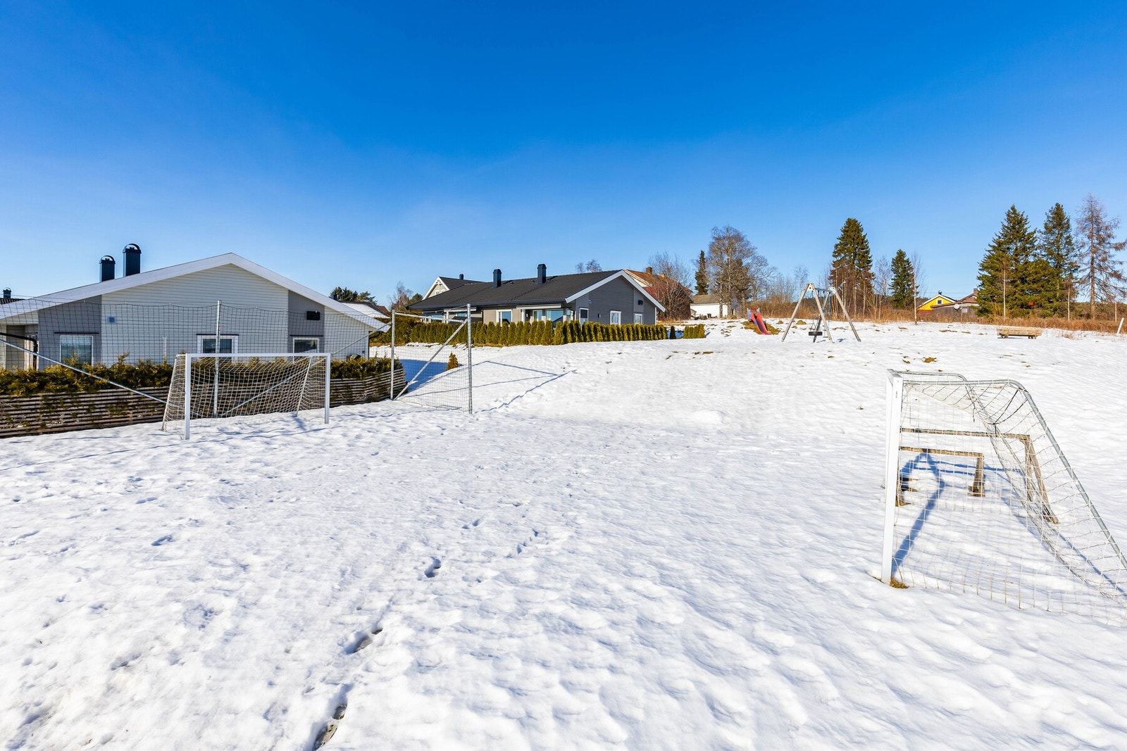 Boligen ligger i et meget barnevennlig og rolig boligområde med tilgang til grønne fellesområder og lekeplasser. Galleribilde