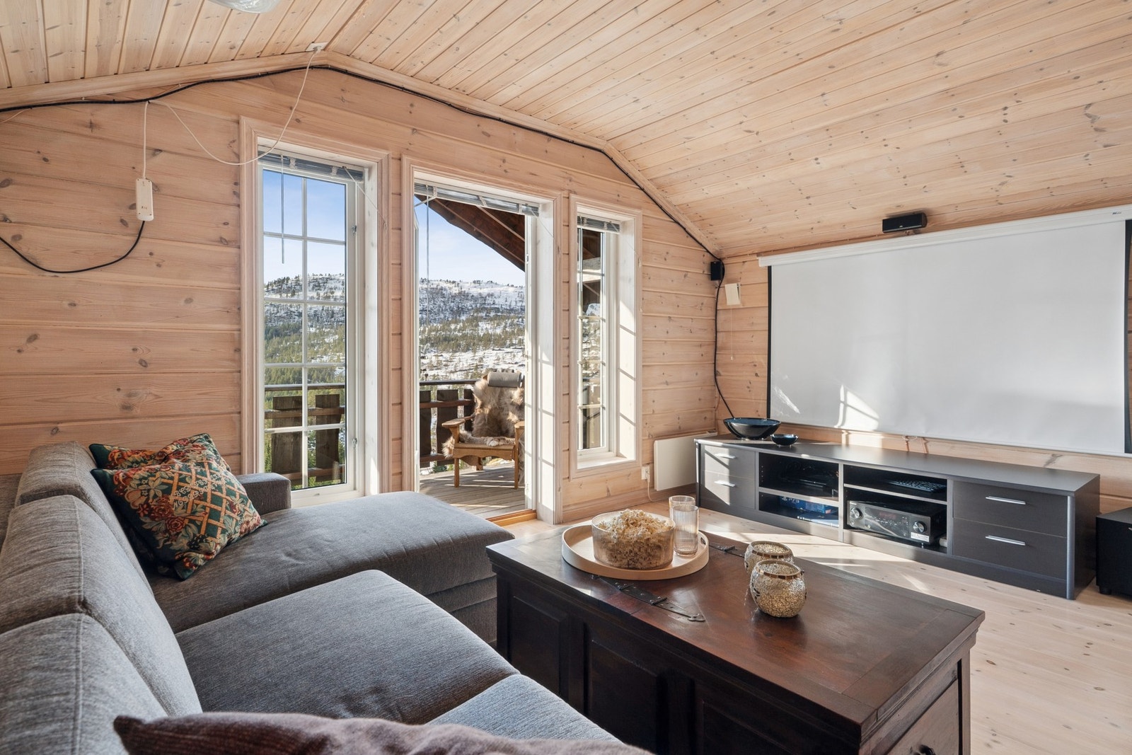 - Det er etablert et hjemmekinoanlegg her, og dette følger med i salget. - Galleribilde