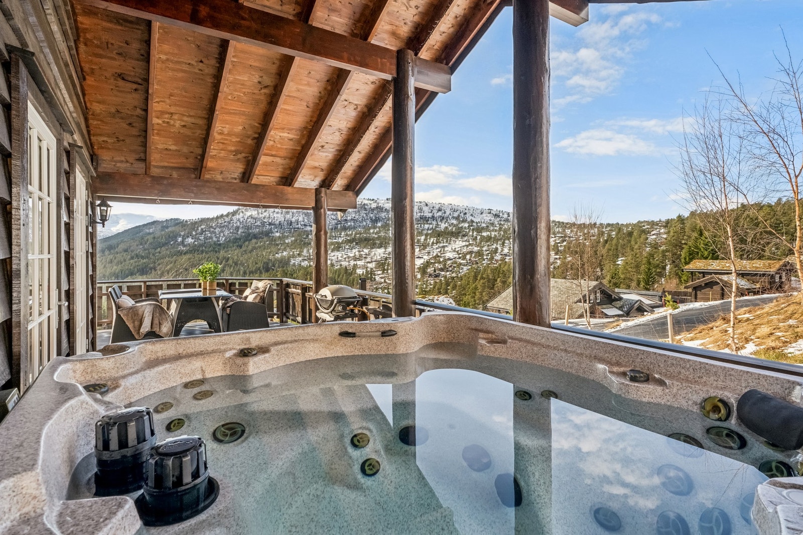 - Koselig overbygd terrasse med jacuzzi. - Galleribilde