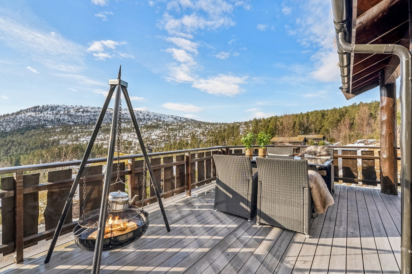 - Terrassen er av god størrelse med gode solforhold og utsikt - Galleribilde