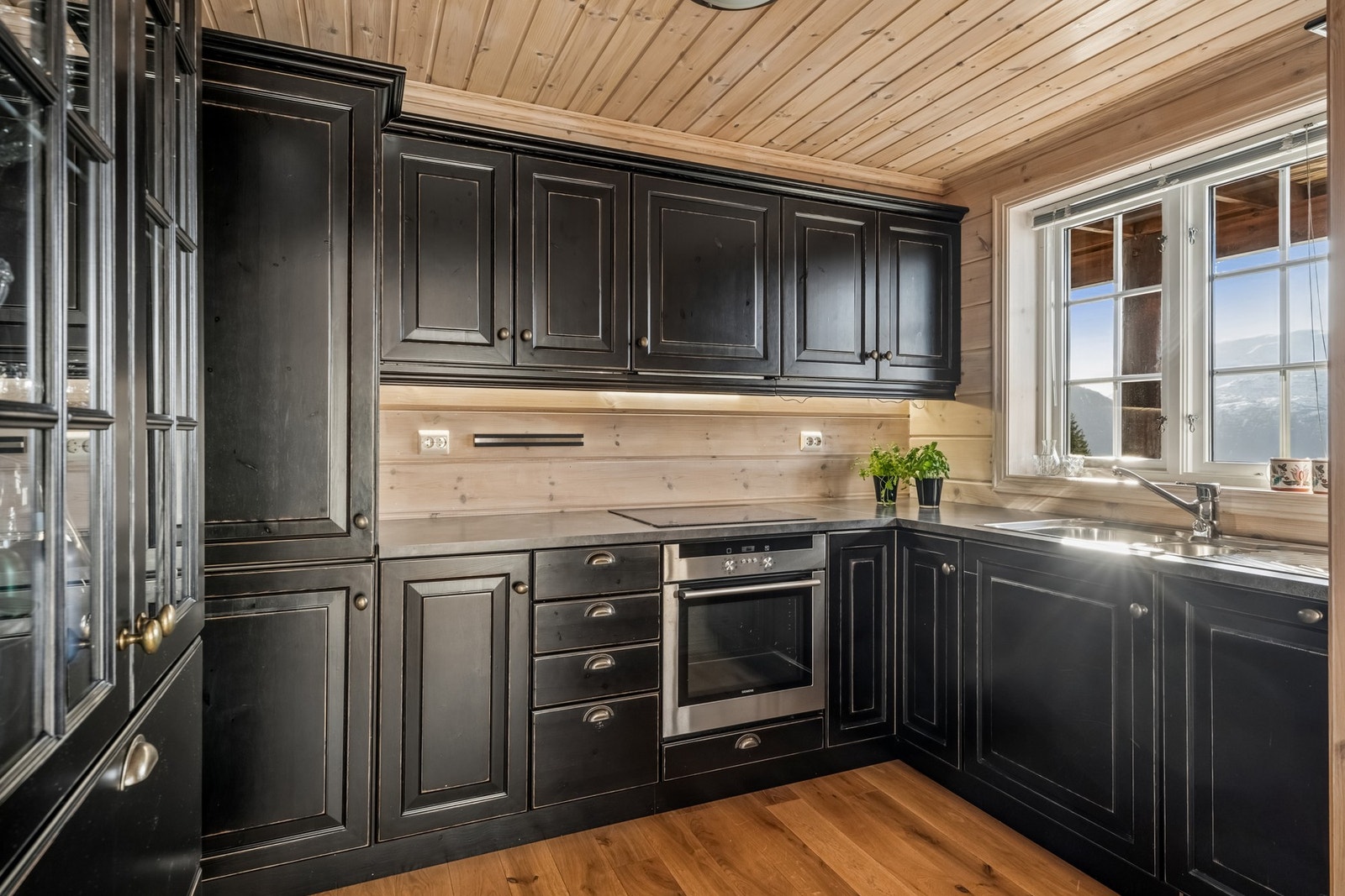 - Kjøkkenet har rikelig med skap- og benkeplass, og integrerte hvitevarer - Galleribilde