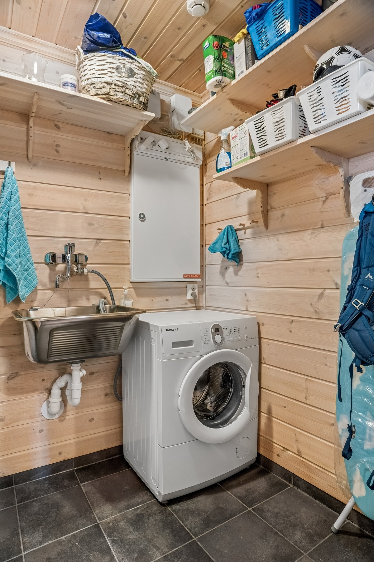 - Hytten har også et eget teknisk rom/vaskerom - Galleribilde