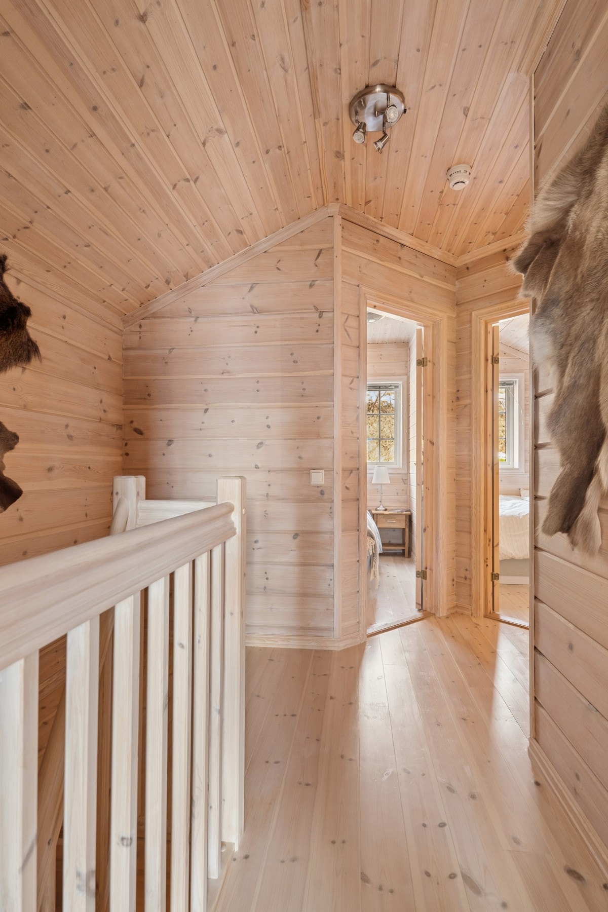 - Loftetasjen inneholder to soverom og en loftstue med utgang til balkong - Galleribilde