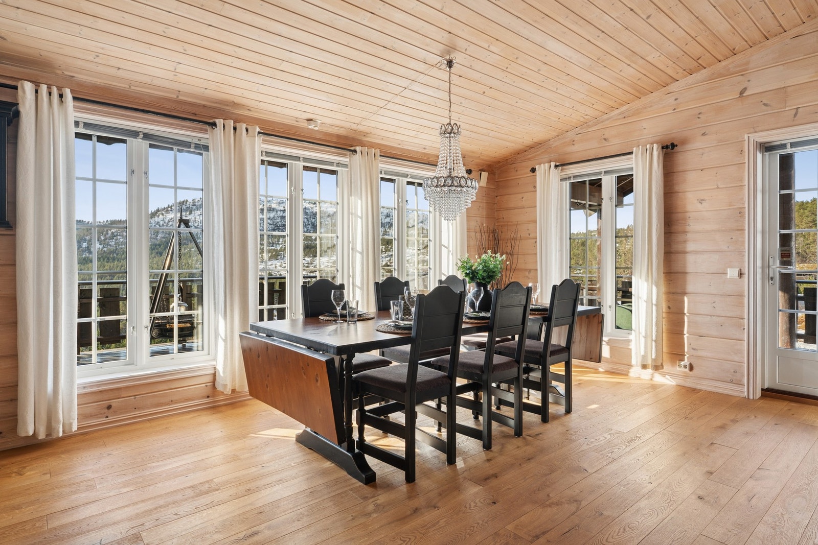 - Stuen har store vinduer som gir godt lysinnslipp - Galleribilde