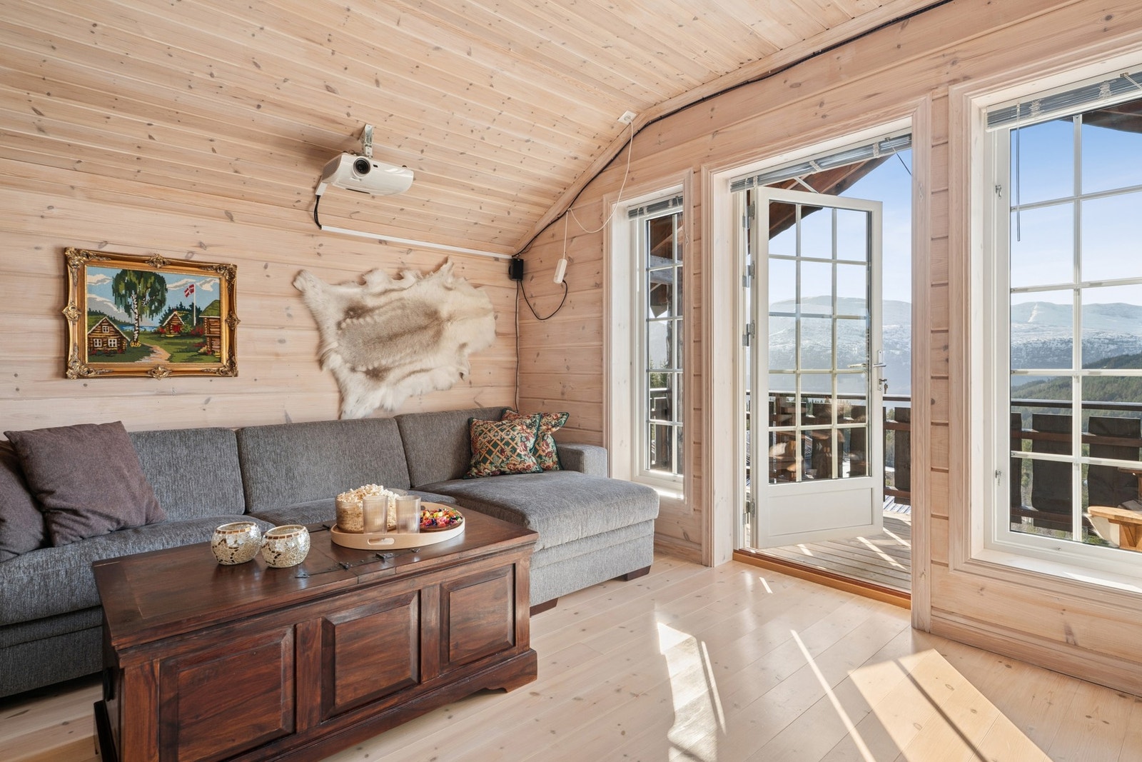 - Loftstuen er på hele 15.4 m² - Galleribilde