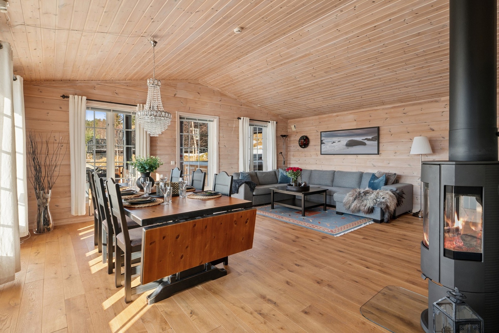 - I stuen er det god plass til flere soner, som spiseplass og sofakrok - Galleribilde