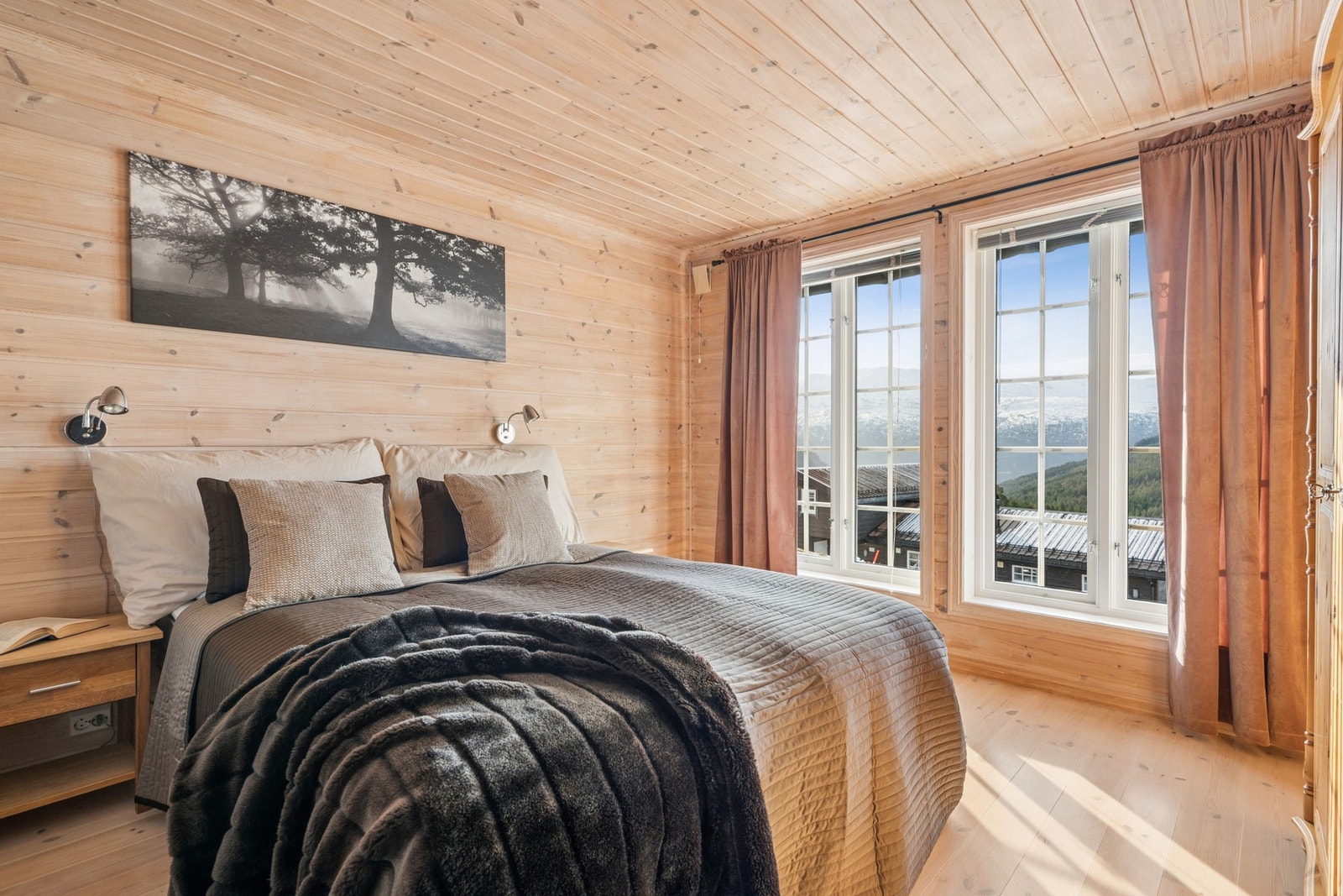 - Hovedsoverommet har god plass til dobbeltseng, nattbord og eventuelle garderobeløsninger. Hytten har totalt fire soverom - Galleribilde