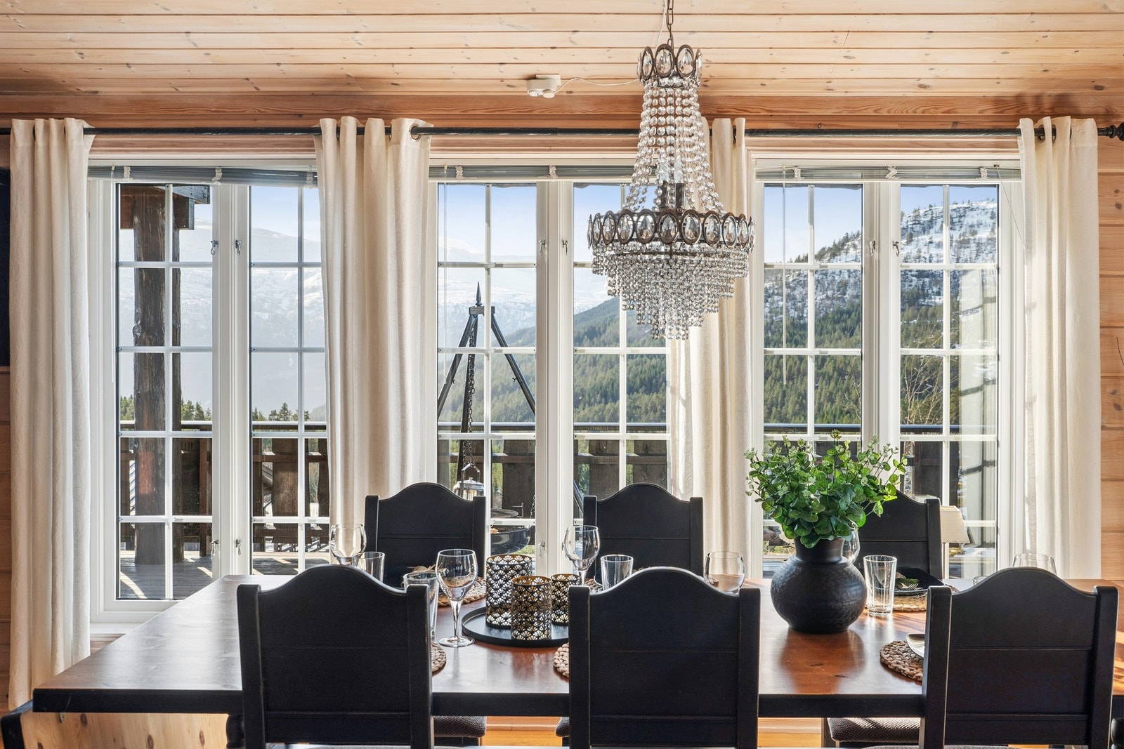 - Fra stuen har du utgang til en meget koselig terrasse - Galleribilde