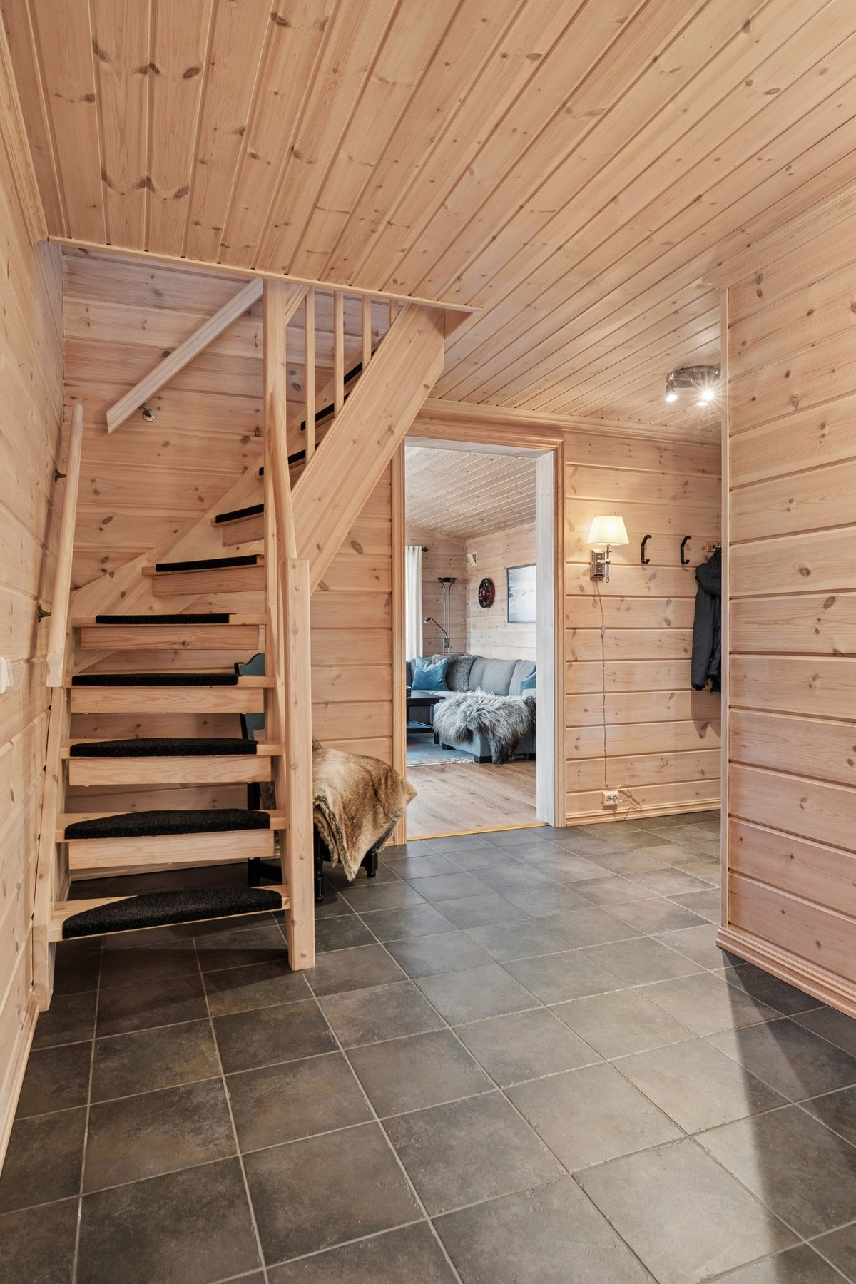 - Vi tar turen opp til loftetasjen - Galleribilde