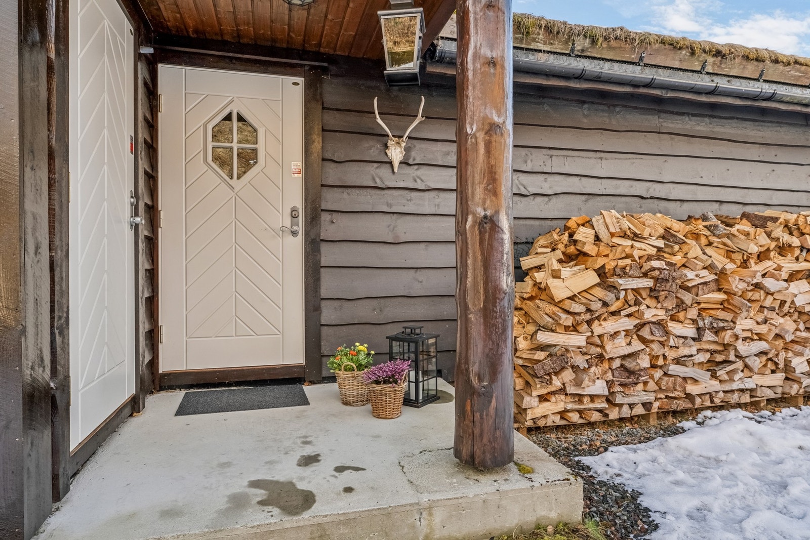 - Overbygd inngangsparti, du har også en utvendig bod - Galleribilde