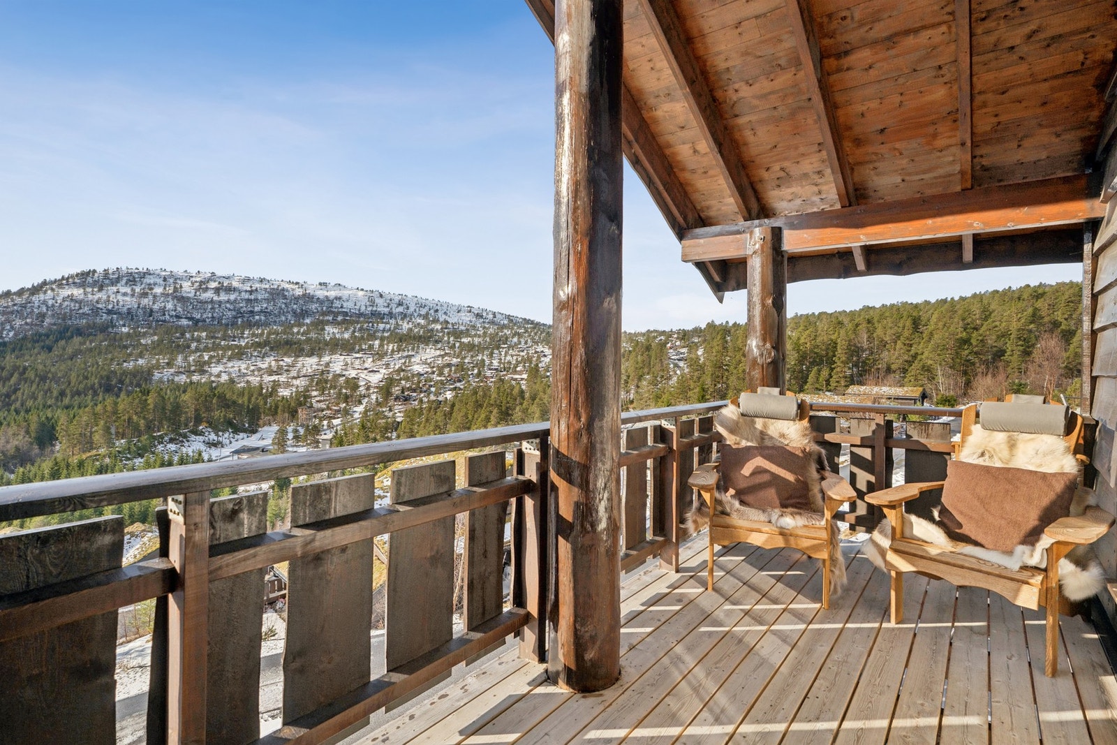 - Eiendommen har sol hele året, på sommeren kommer solen opp ca. 06:00 og går ned rundt 22:00 - Galleribilde