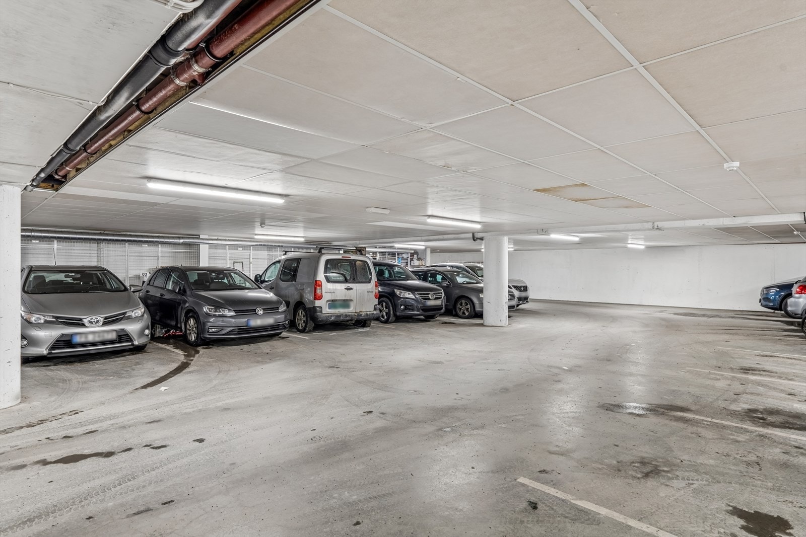 Parkering i kjeller med felles sykkelparkering og søppelrom. Galleribilde