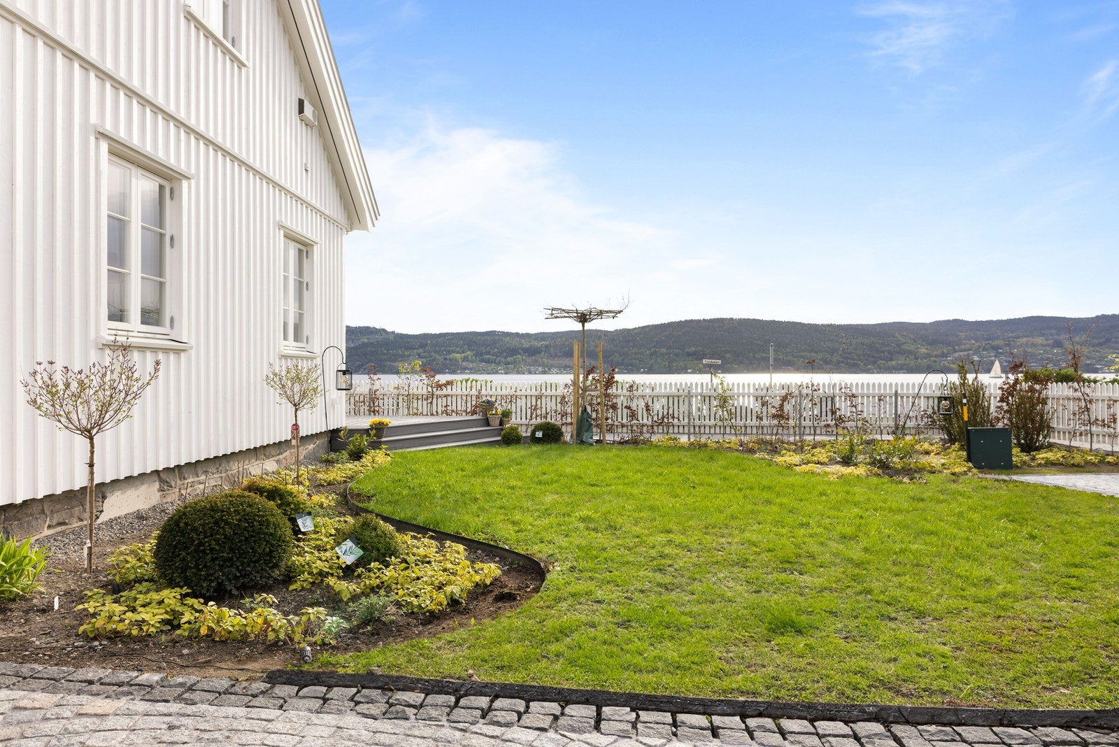 Boligen byr på flere flotte uteområder som legger til rette for både avslapning og sosiale sammenkomster. Galleribilde